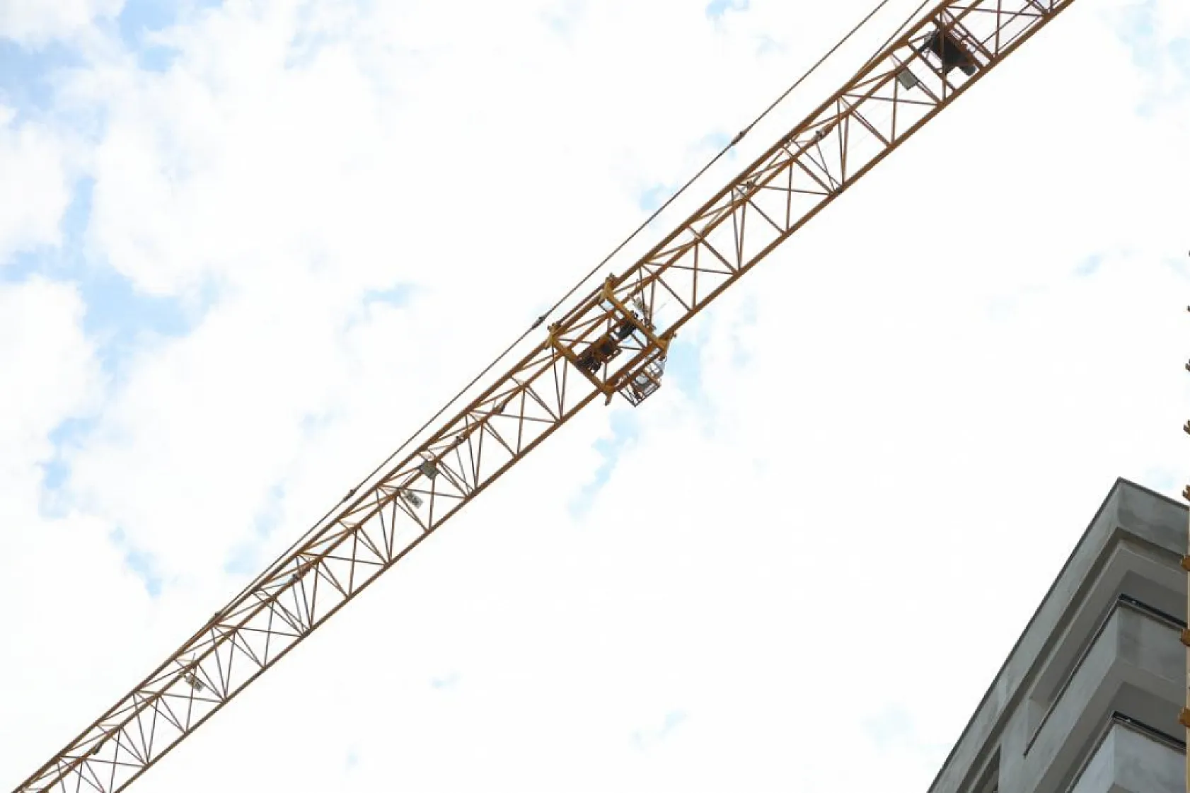 Kule, vinç halatına bağlı demir kovanın düşmesi sonucu 2 işçi hayatını kaybetti