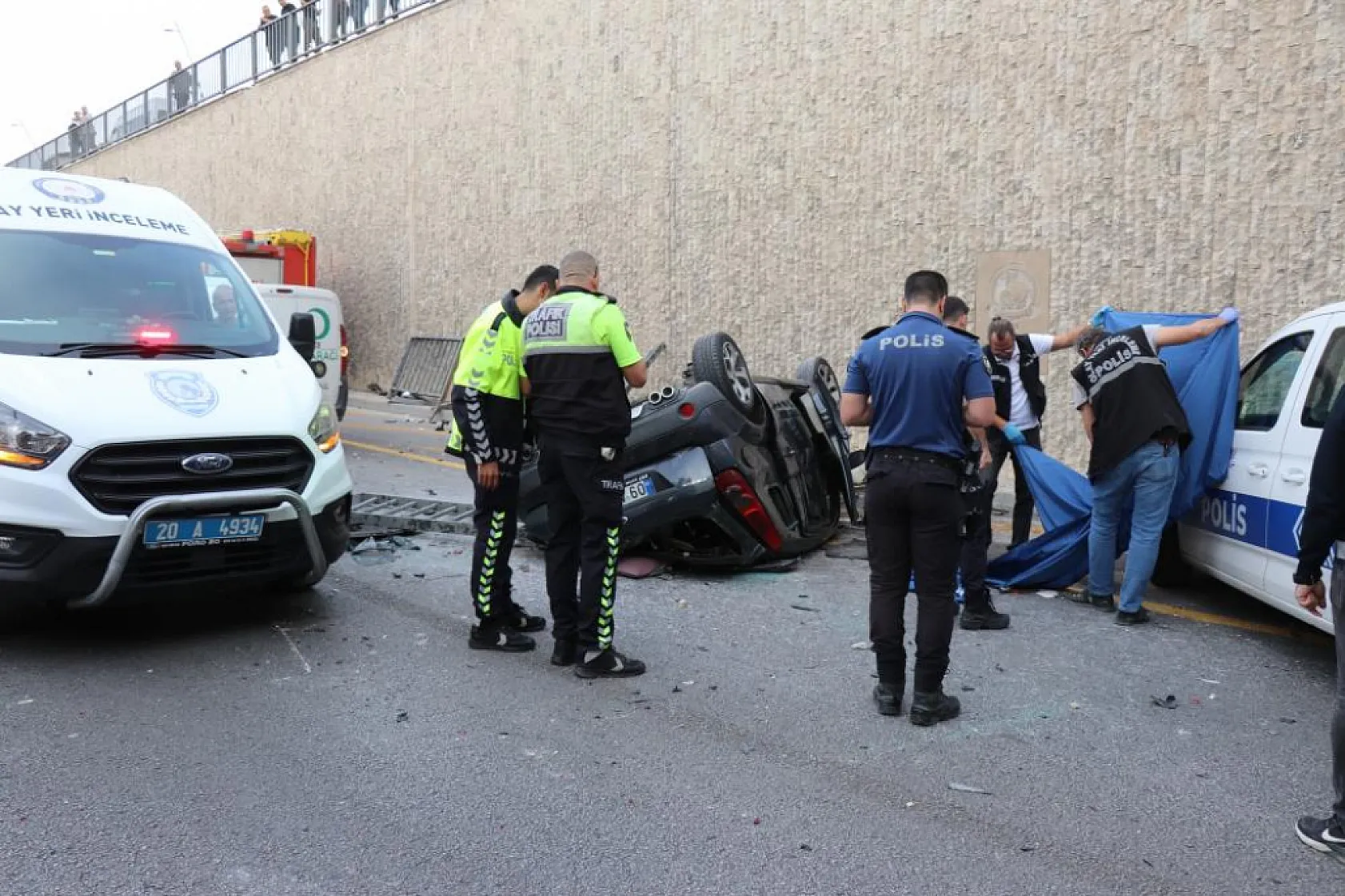 Köprülü kavşakta kaza yapan otomobil 5 metreden aşağıya ters düştü: 1 ölü, 2 ağır yaralı
