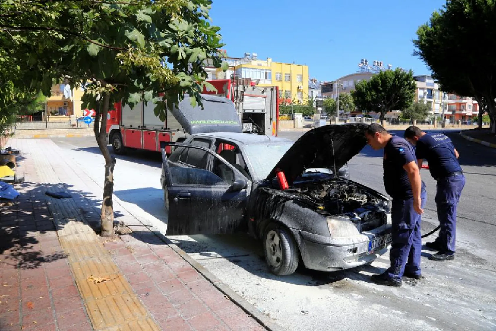 Burnuna gelen benzin kokusu sonrası aracı alev aldı