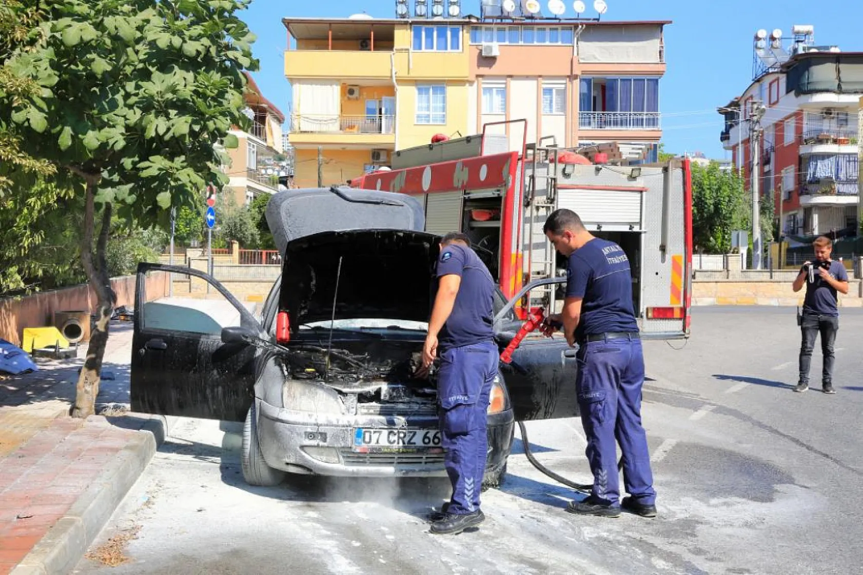 Burnuna gelen benzin kokusu sonrası aracı alev aldı