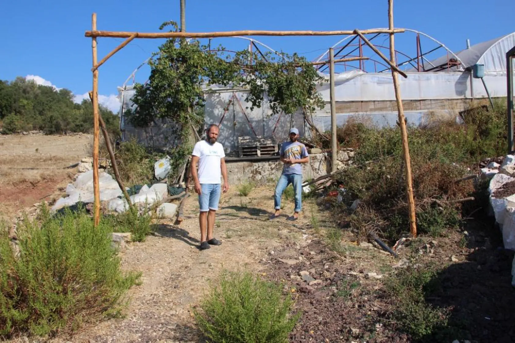 Komşusuna kızdı seraya giden yolu kapattı