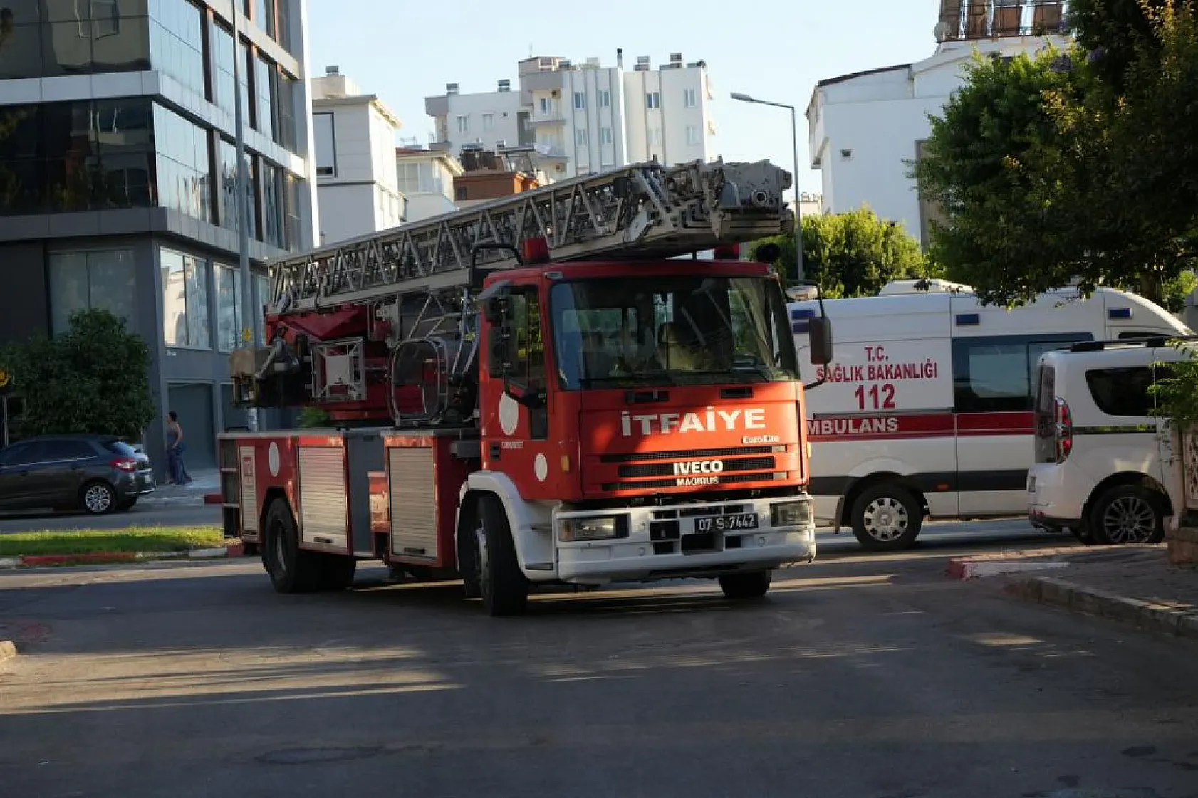 Lüks sitede korkutan yangın: Mahsur kalan çocukları komşular kurtardı