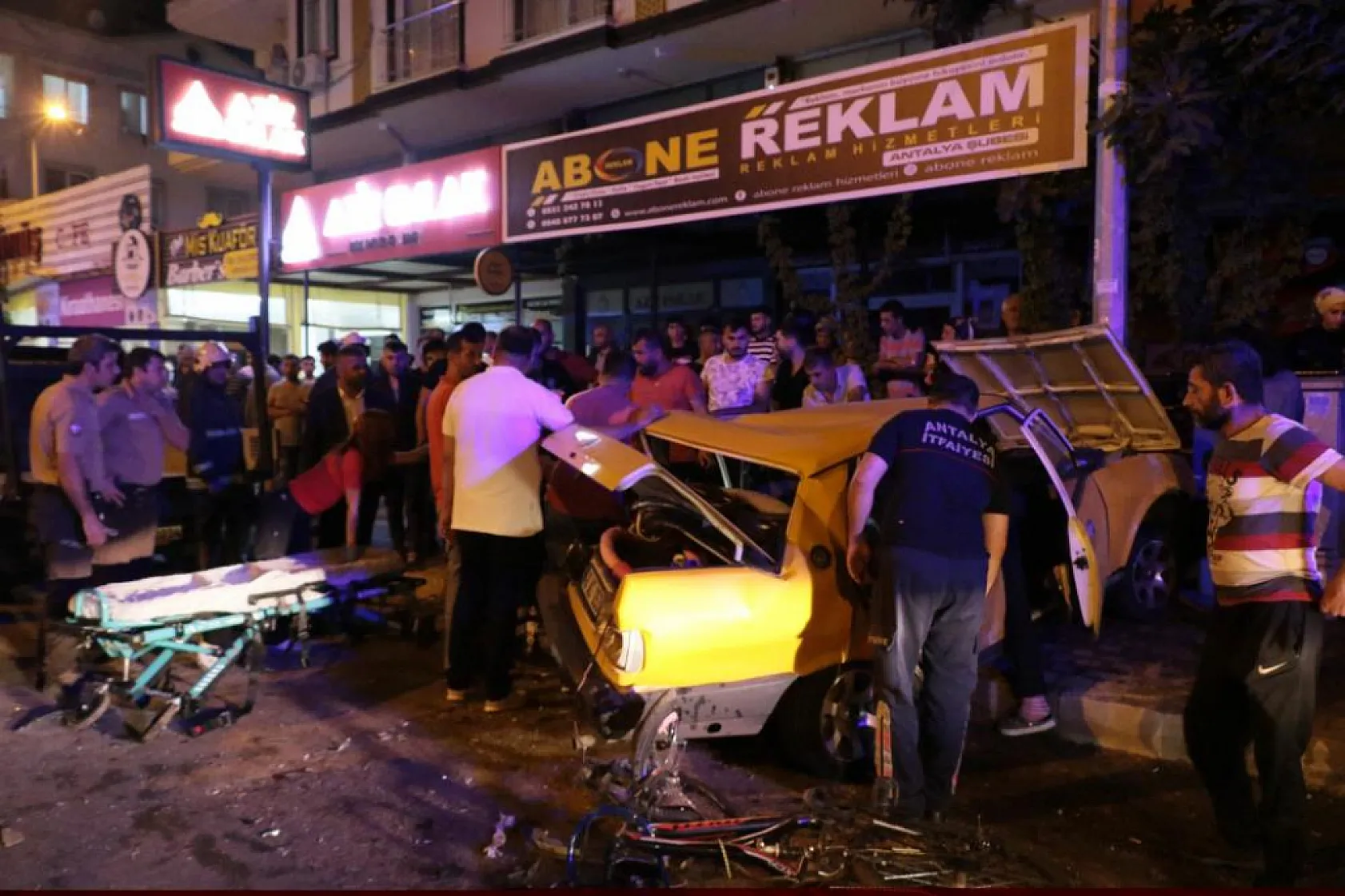 İki otomobilin çarpıştığı kazada vatandaşlar ve ekipler saniyelerle yarıştı: 4 yaralı