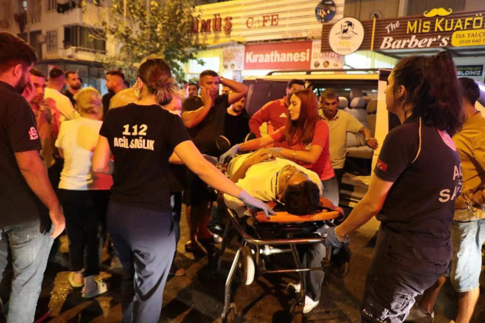 İki otomobilin çarpıştığı kazada vatandaşlar ve ekipler saniyelerle yarıştı: 4 yaralı
