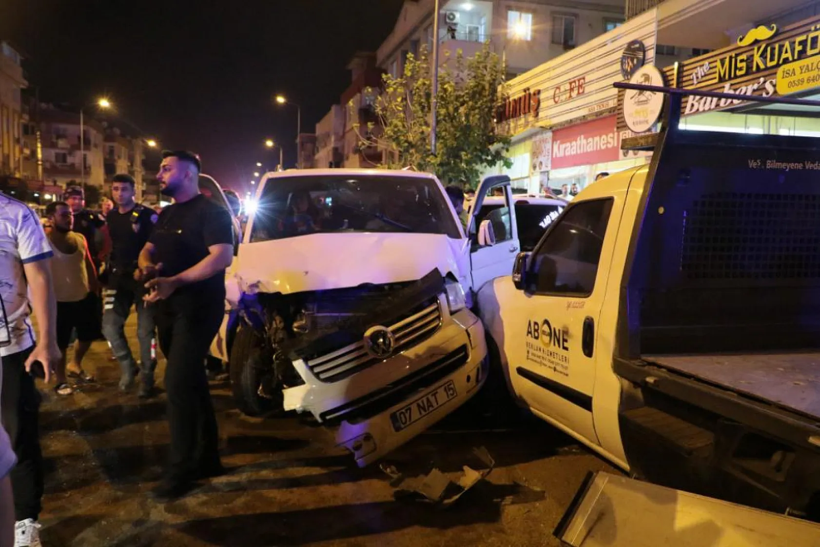 İki otomobilin çarpıştığı kazada vatandaşlar ve ekipler saniyelerle yarıştı: 4 yaralı