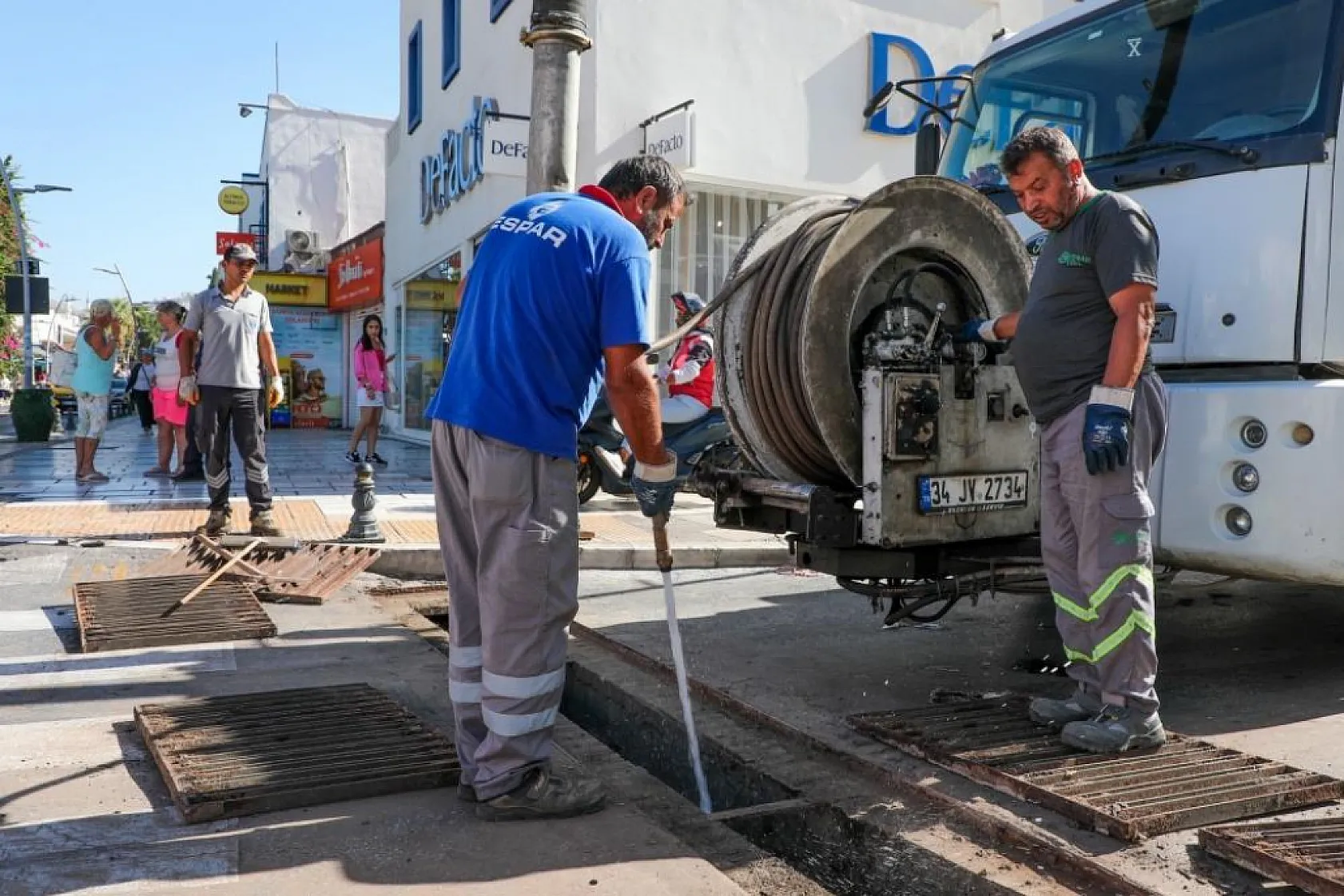 Belediyeden kanal açma ve temizlik çalışmaları
