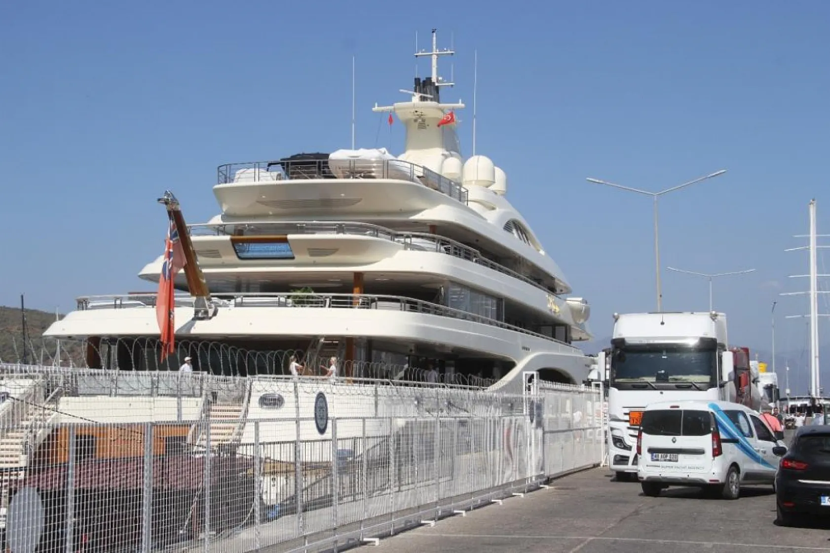 Fethiye'de lüks yat 'Alaiya' 300 ton yakıt ikmali yaptı