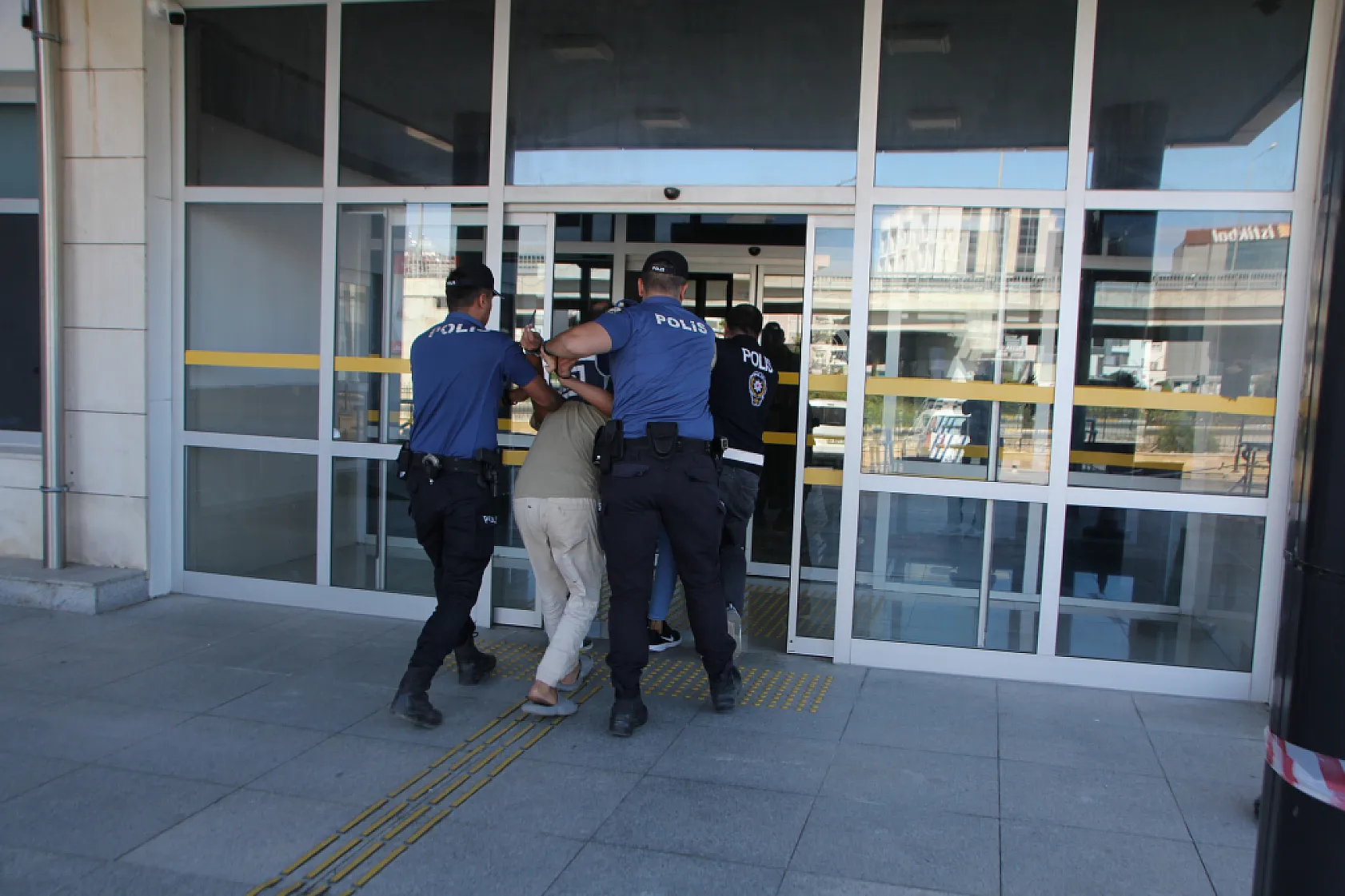 Polise silahlı saldırının zanlıları adliyeye çıkarıldı