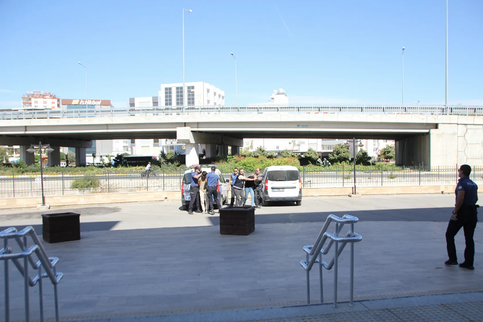 Polise silahlı saldırının zanlıları adliyeye çıkarıldı
