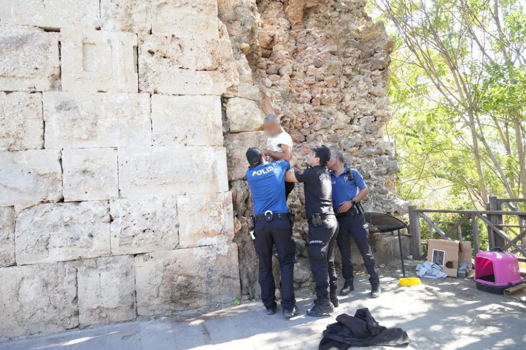 '15-16 yaşındaki çocukları silahlandırdılar' diye bağıran şahıs, polisi alarma geçirdi