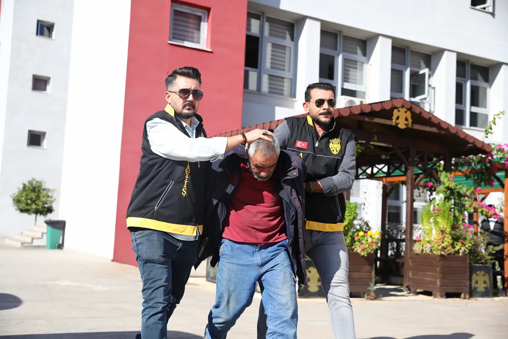Anne ve kızlarını öldüren katil 'kirpi' yuvasında böyle yakalandı
