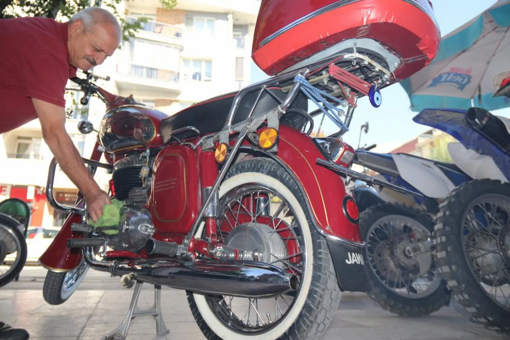 42 yıldır kullandığı motosikletini oğlundan dahi kıskanıyor