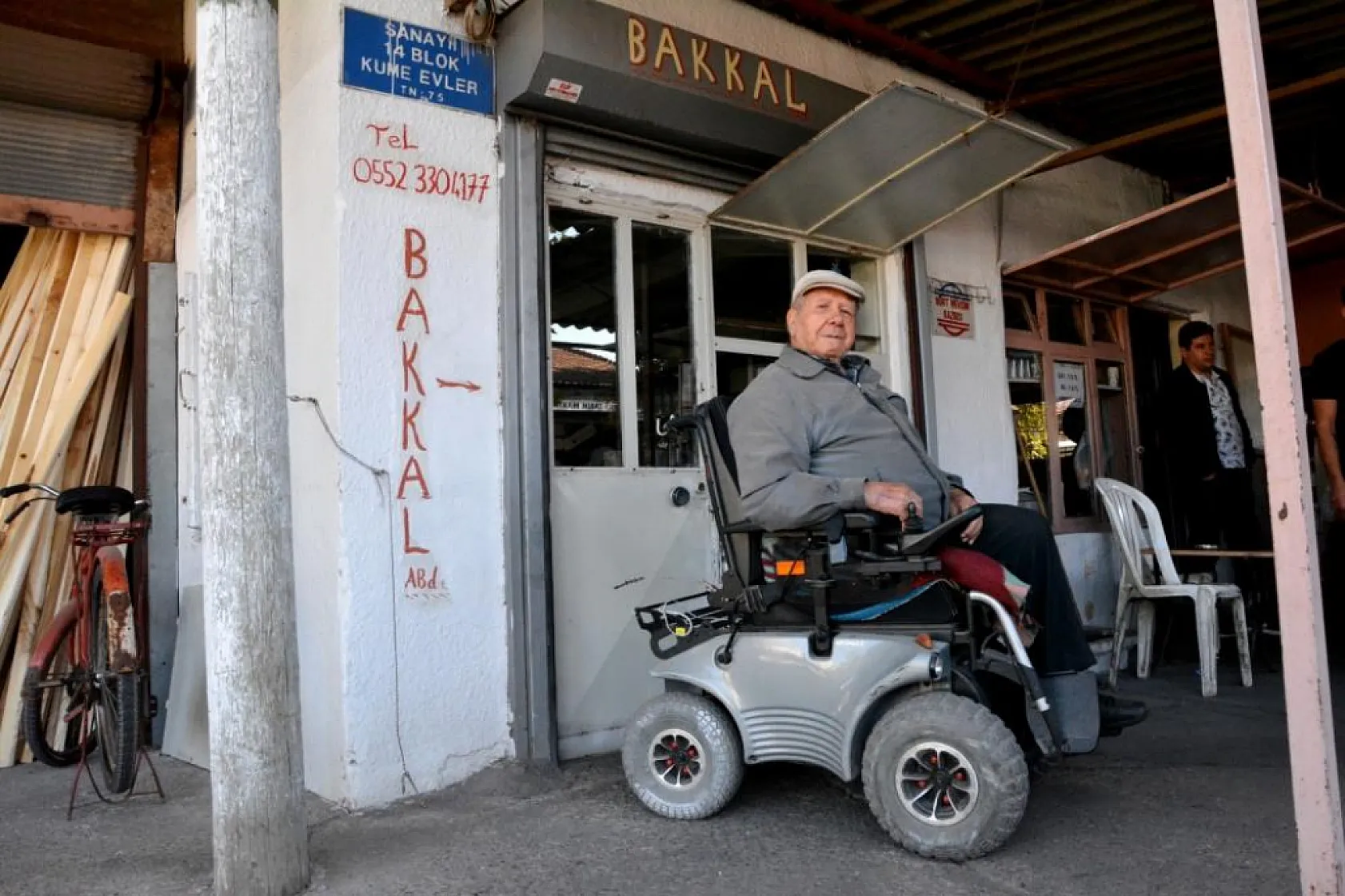 82 yıllık esnaf çalışma azmiyle göz dolduruyor