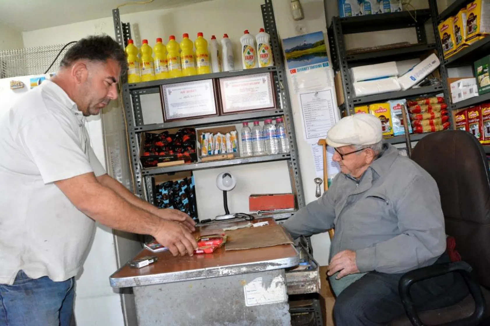 82 yıllık esnaf çalışma azmiyle göz dolduruyor