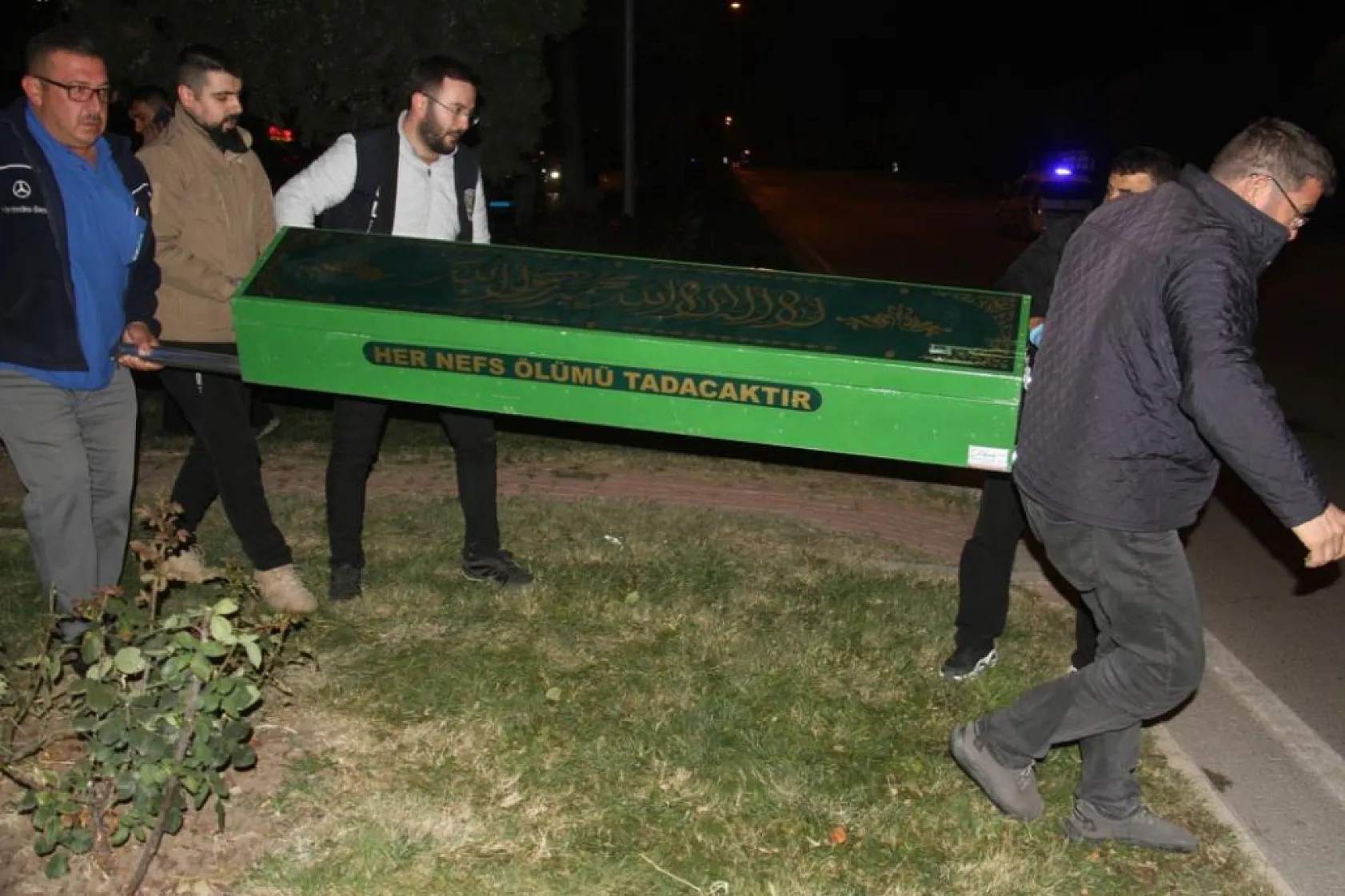 Ağaca çarpan otomobilin sürücüsü hayatını kaybetti