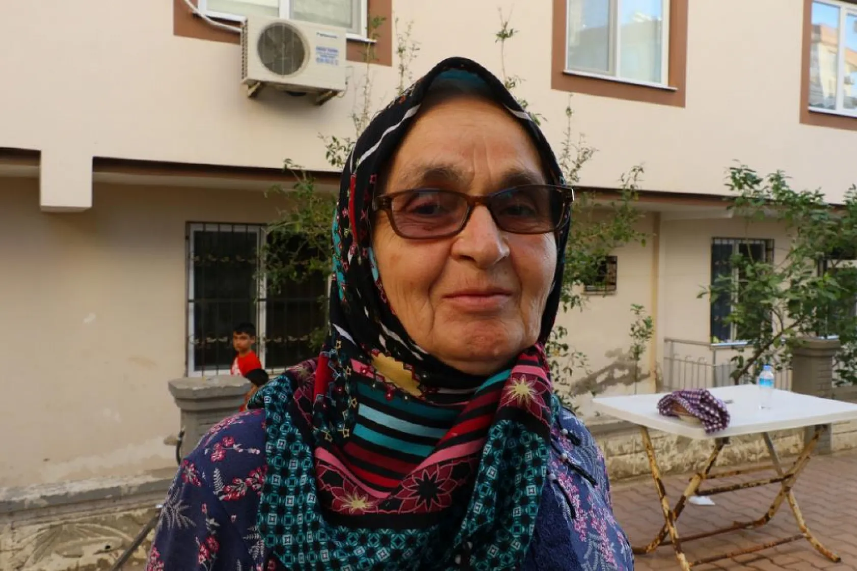Eve döndüklerinde gördüklerine inanamadı, genç kız gözyaşlarını tutamadı