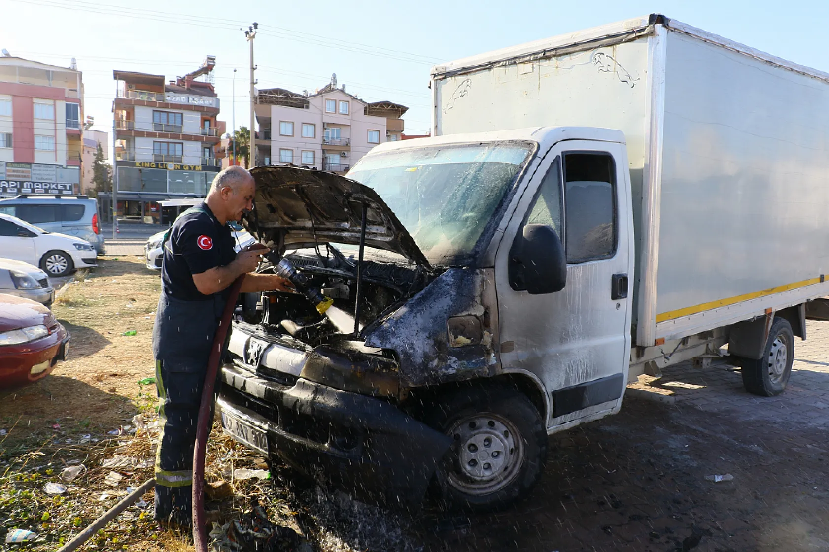 Kontağı çevirdi, kamyoneti alev alev yandı