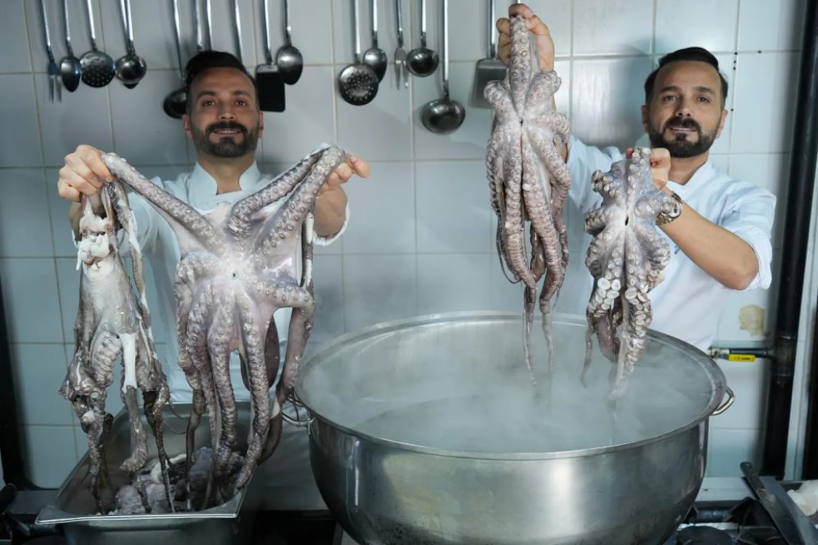 Ankara'da bir balıkçı ahtapottan döner taktı