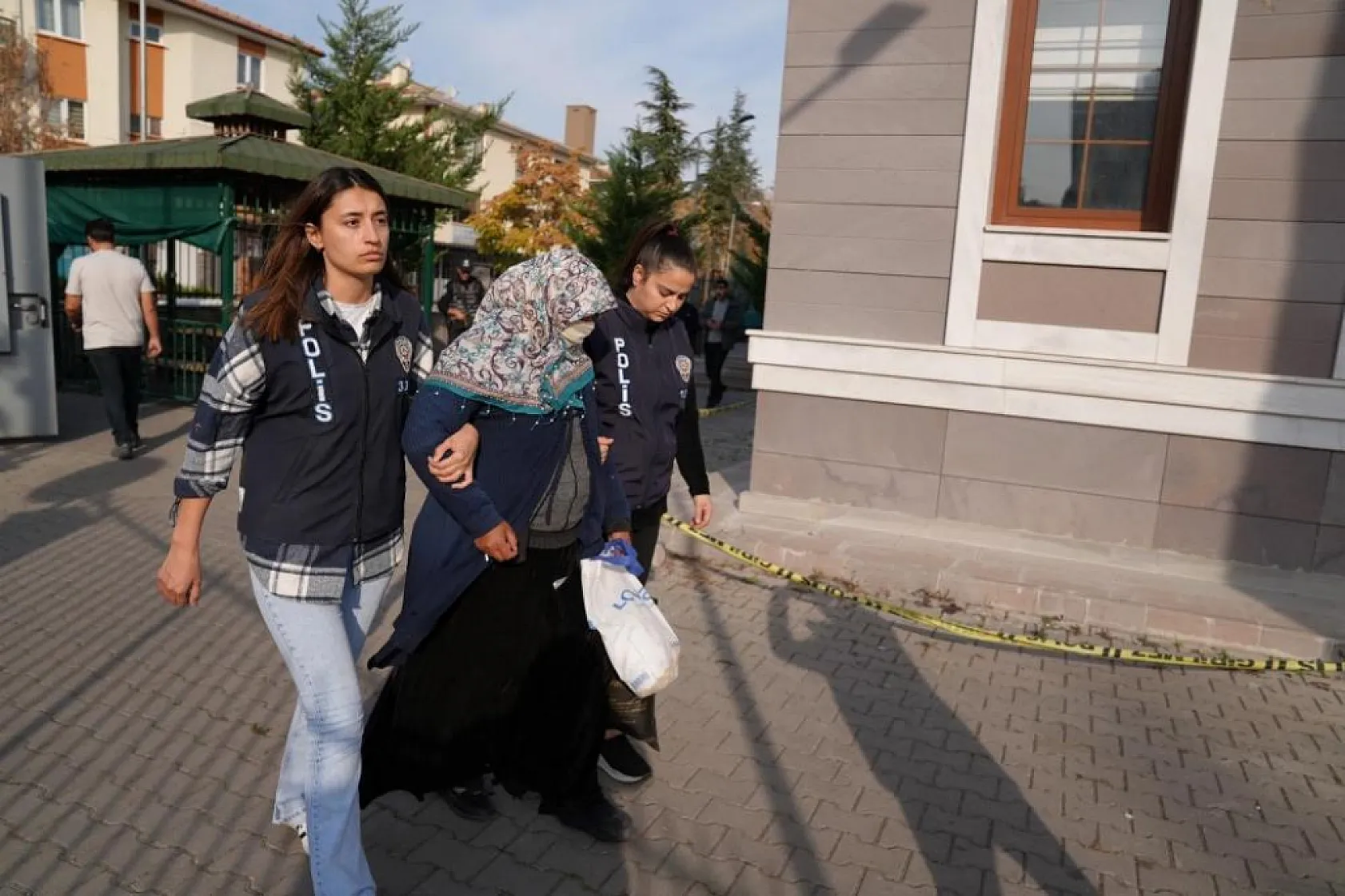 Çöpten yemek toplama numarasıyla dilencilik yapan kadın yakalandı