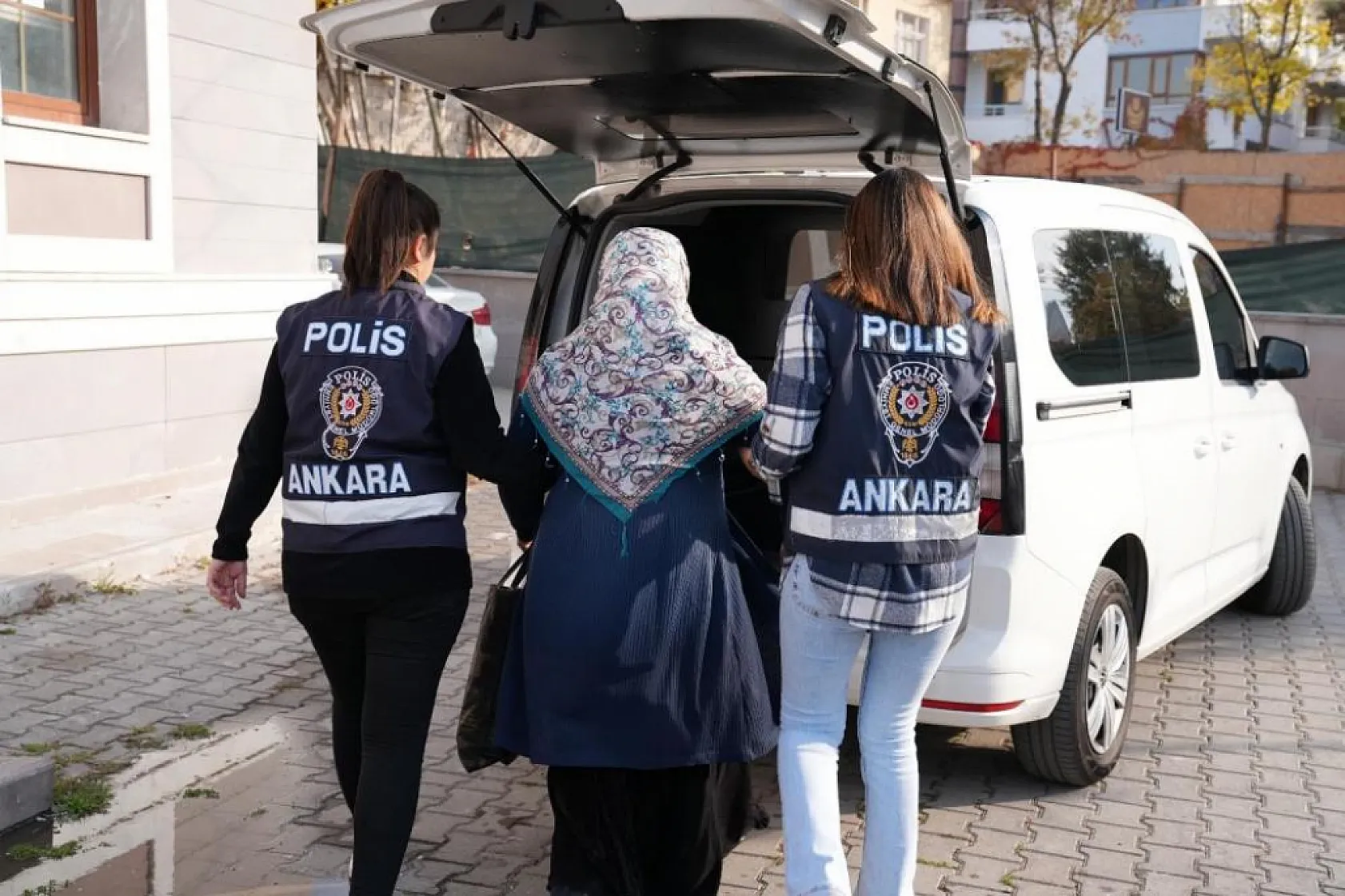 Çöpten yemek toplama numarasıyla dilencilik yapan kadın yakalandı