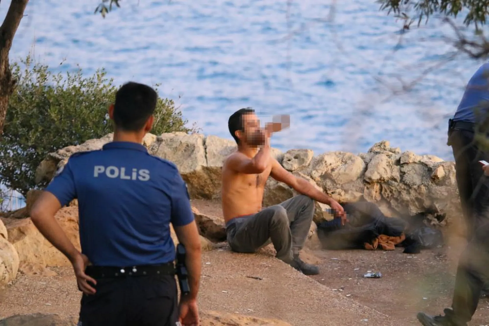 40 metrelik falezlere çıkan şahıs yürekleri ağza getirdi