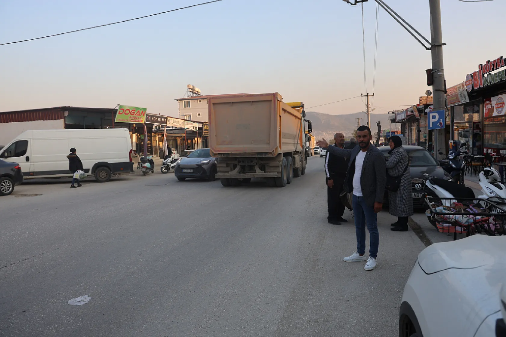 Hafriyat kamyonunun altında kalan motosikletli aracın altından yürüyerek çıktı