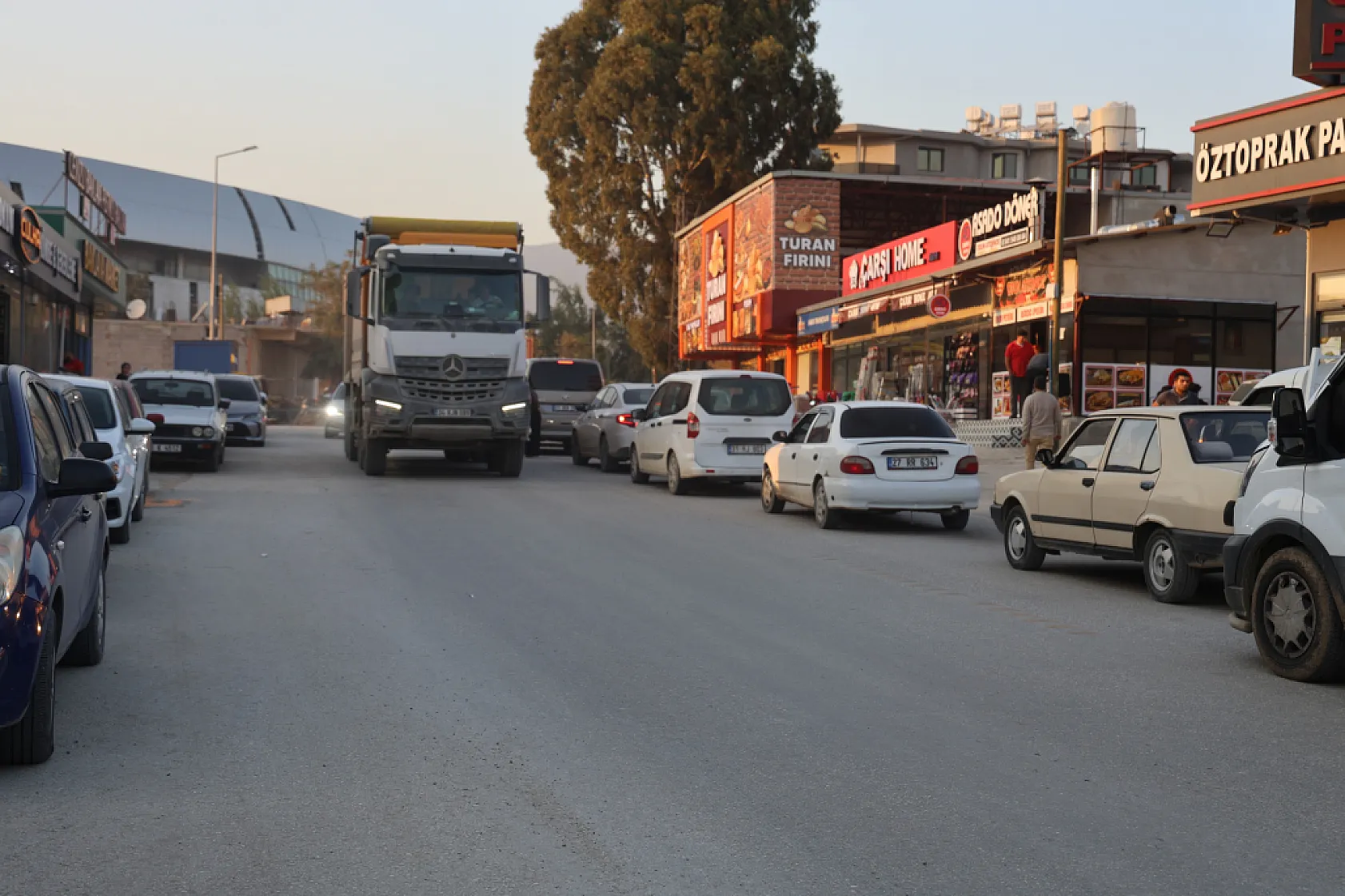 Hafriyat kamyonunun altında kalan motosikletli aracın altından yürüyerek çıktı