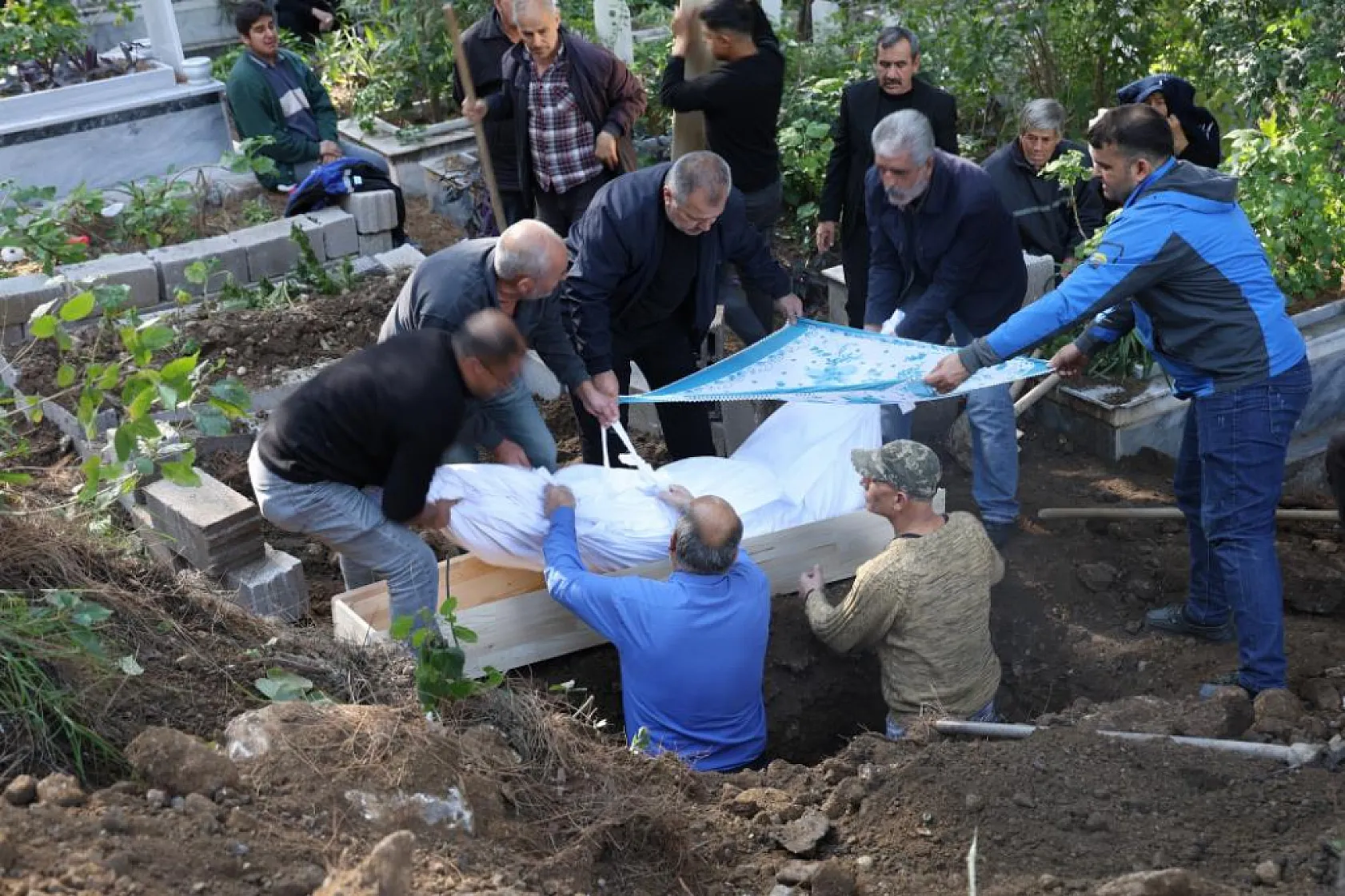 Ağaca bağladığı dini nikahlı eşini ve 2 çocuğunu öldüren babaya 3 kez ağırlaştırılmış müebbet