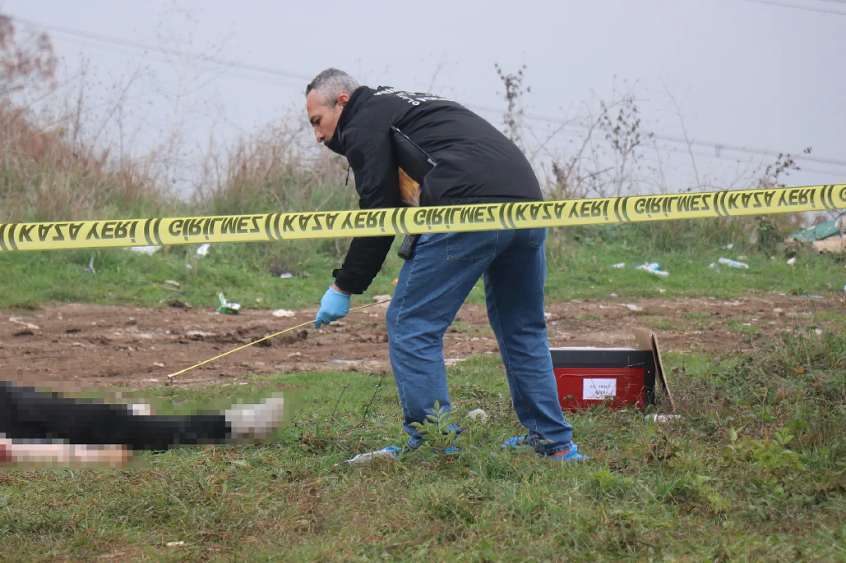 Boş arazide başından vurulmuş erkek cesedi bulundu