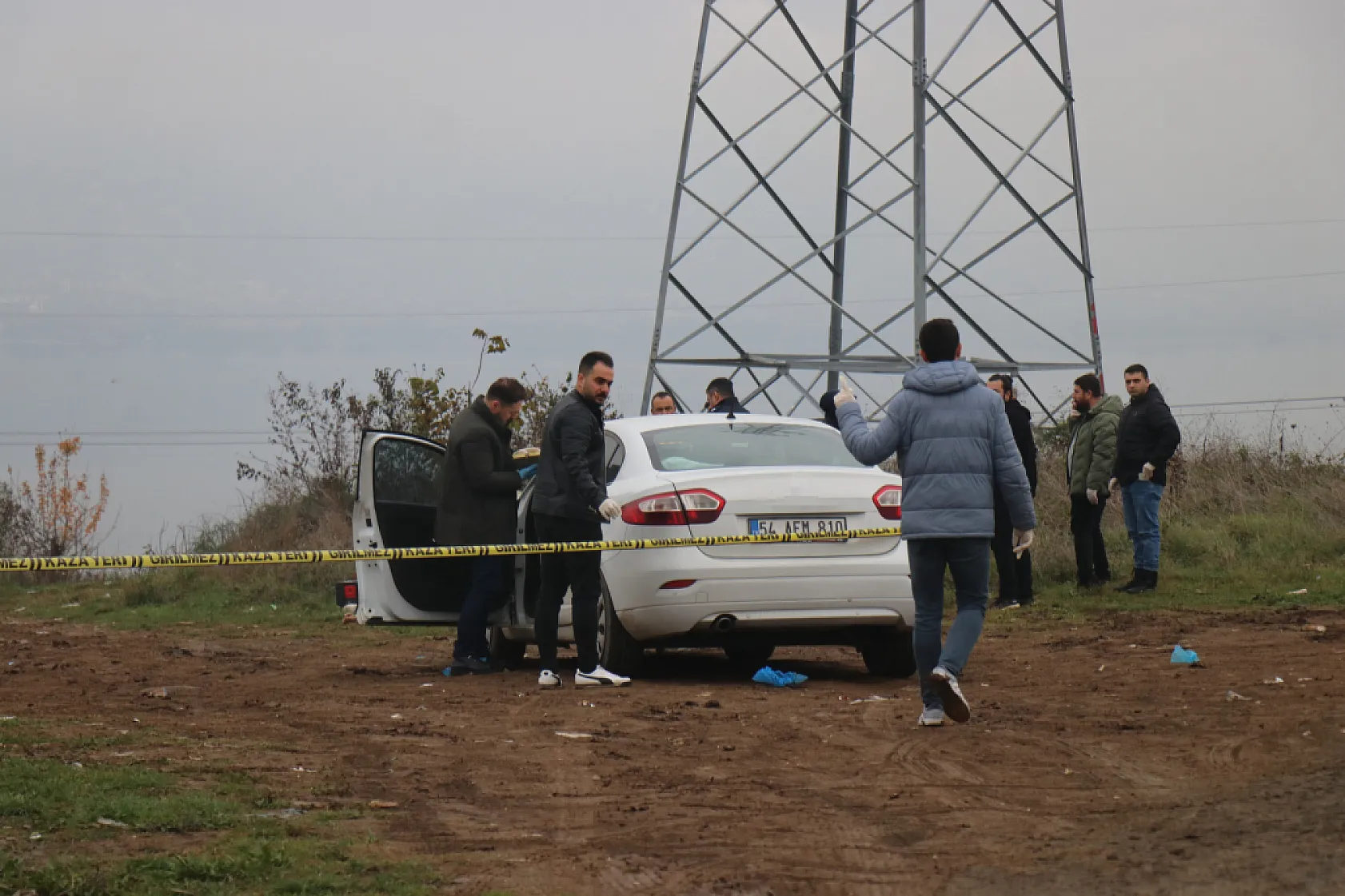 Boş arazide başından vurulmuş erkek cesedi bulundu