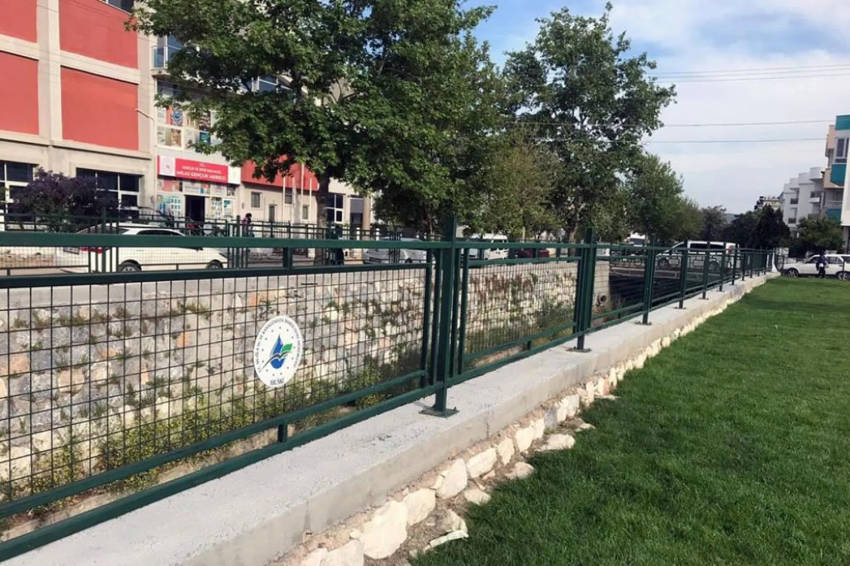 Muğla'da dere korkulukları, görüntü kirliliğine karşı boyanıyor