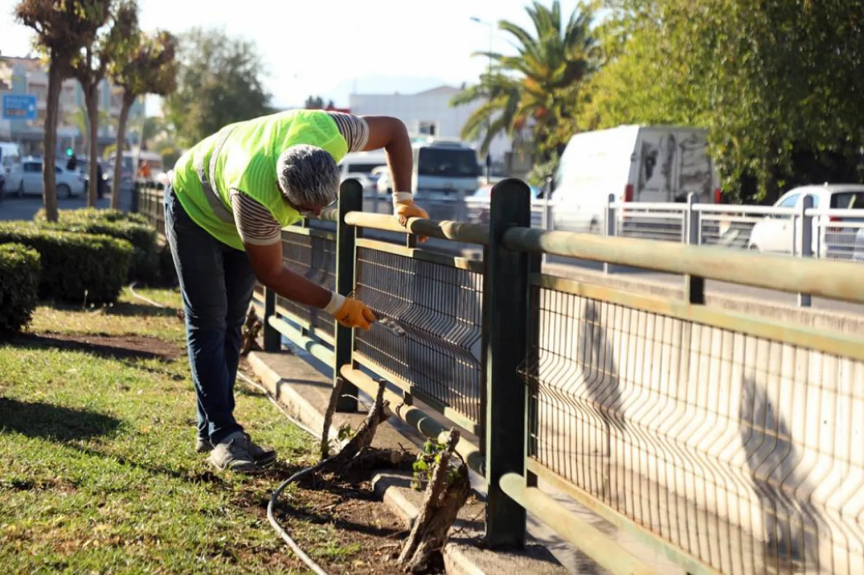 Muğla'da dere korkulukları, görüntü kirliliğine karşı boyanıyor
