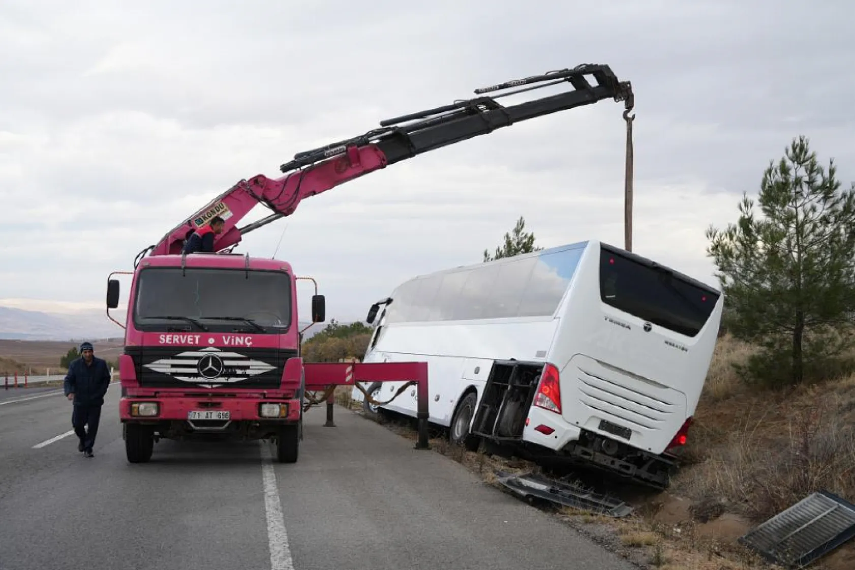 Otobüs yan yattı: 30 kişi yara almadan kurtuldu