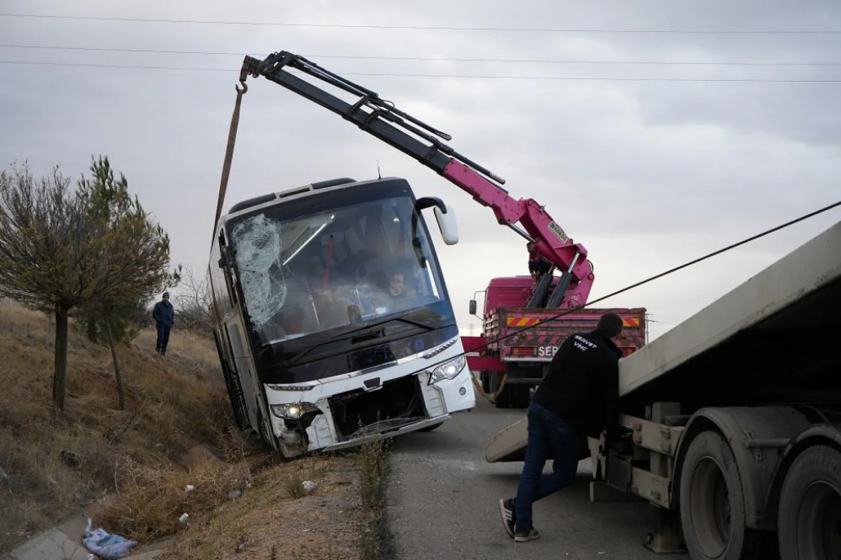 Otobüs yan yattı: 30 kişi yara almadan kurtuldu