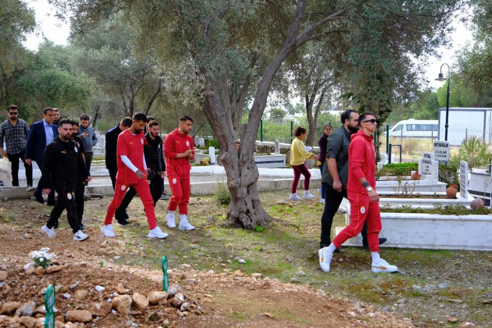 Galatasaray yönetimi ve futbolcular, Yiğit Kurt'un mezarını ziyaret etti