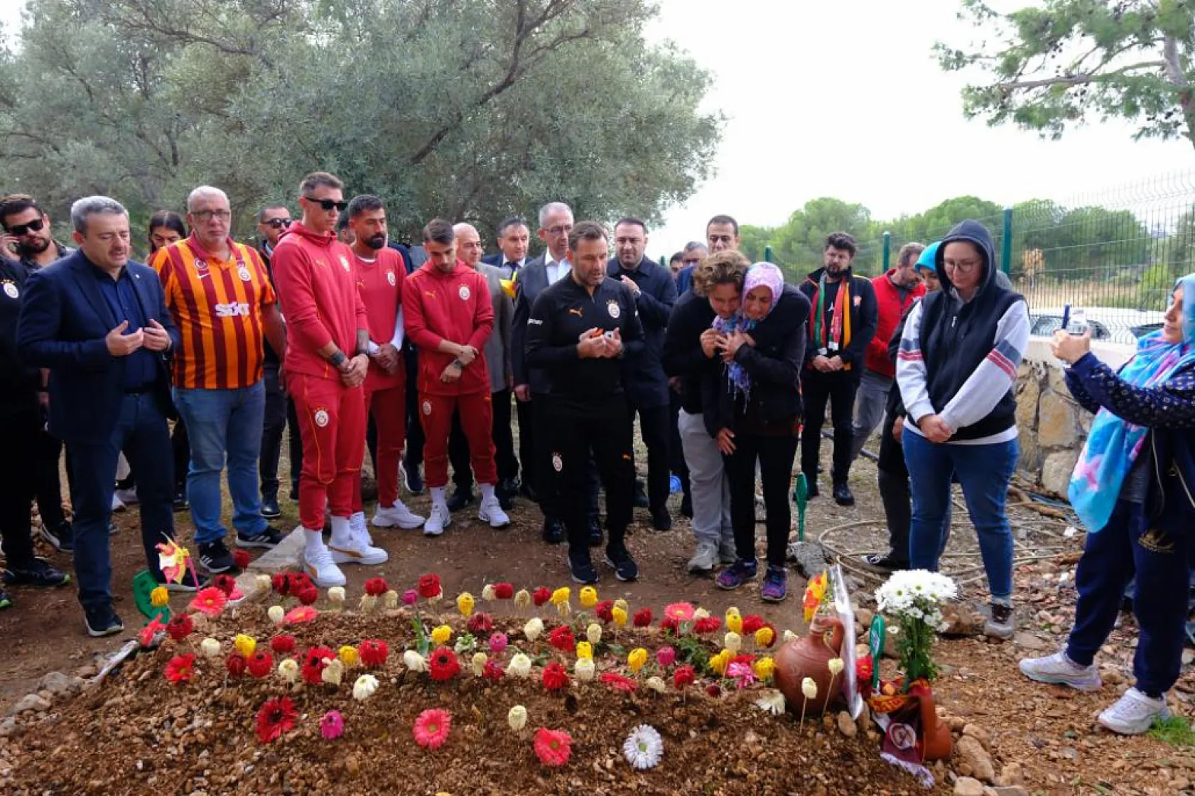 Galatasaray yönetimi ve futbolcular, Yiğit Kurt'un mezarını ziyaret etti