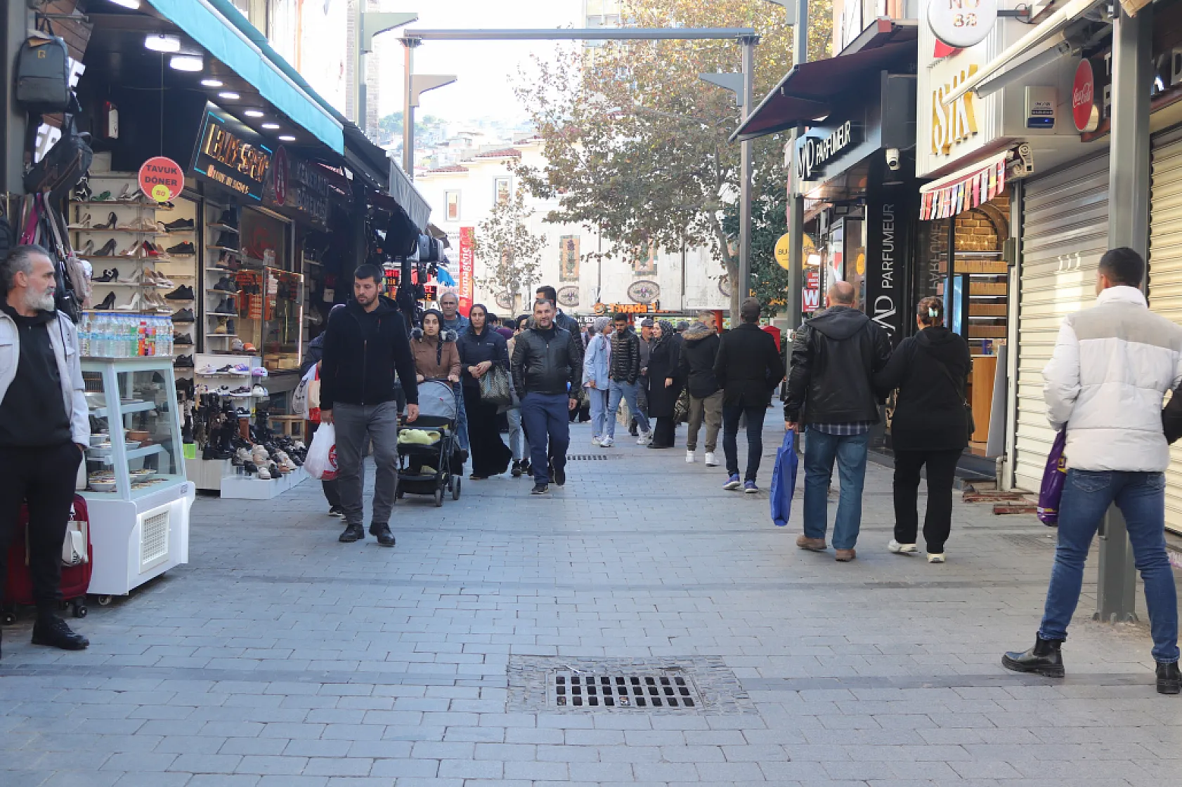Yolda yürüyen genç kıza tekme attı, esnaftan meydan dayağı yedi