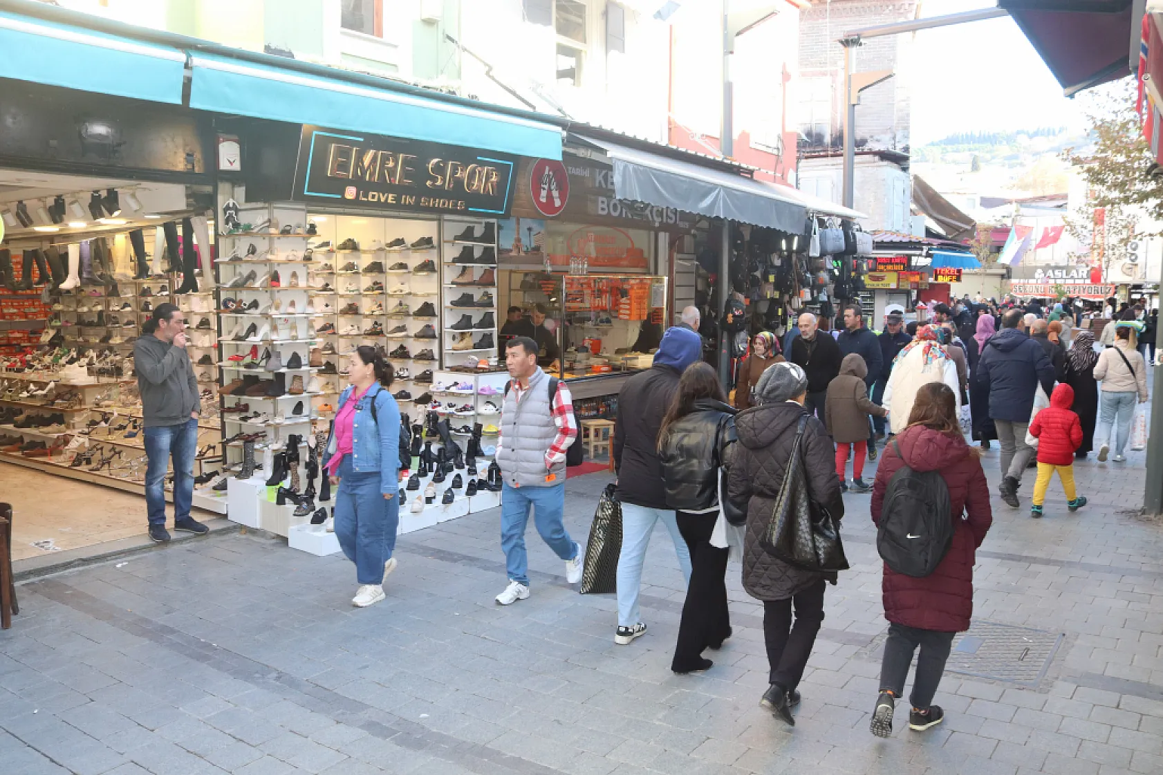 Yolda yürüyen genç kıza tekme attı, esnaftan meydan dayağı yedi