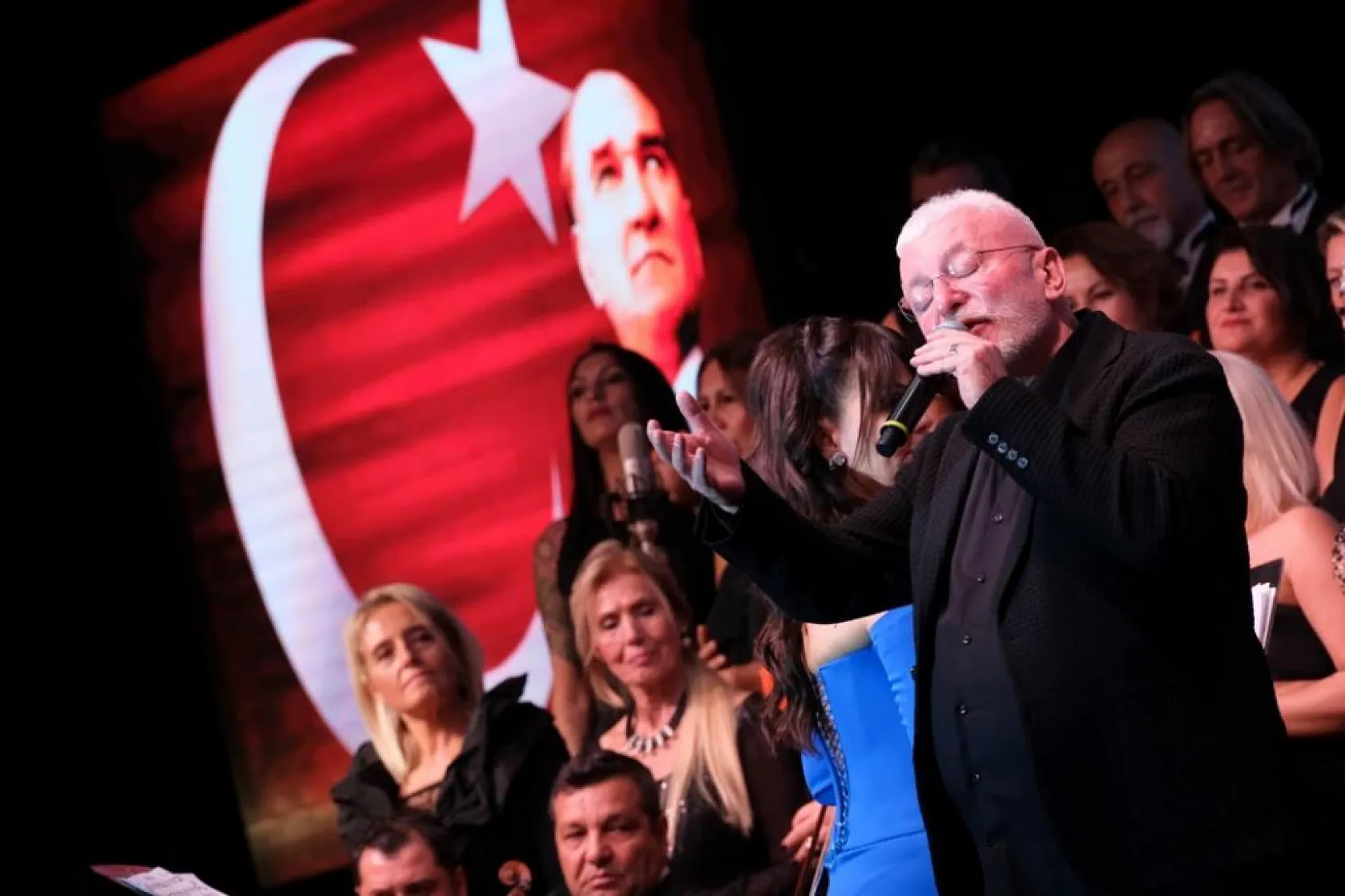 Özel gecede gençler için buluştular