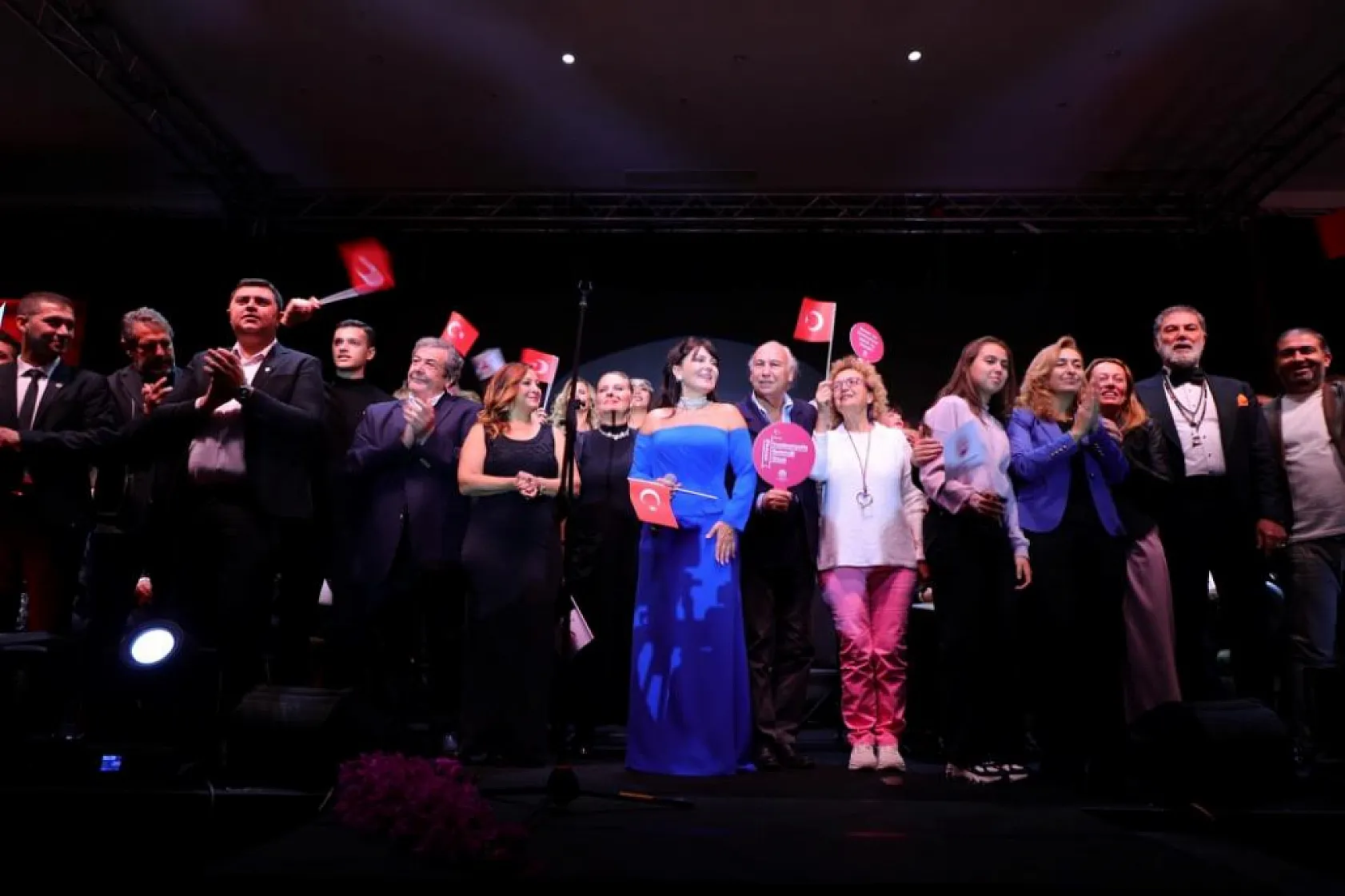 Özel gecede gençler için buluştular