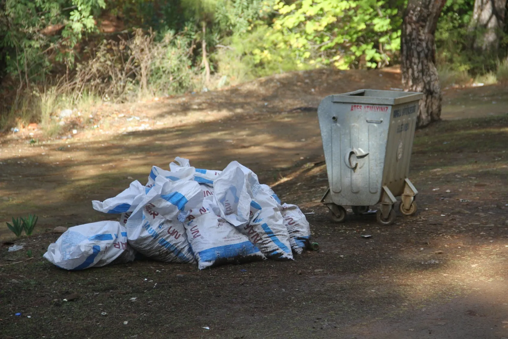 Fethiye Çırpı Mevkii'nde Çöp Sorunu! Konteynırlar boş, çevresi atıklarla dolu