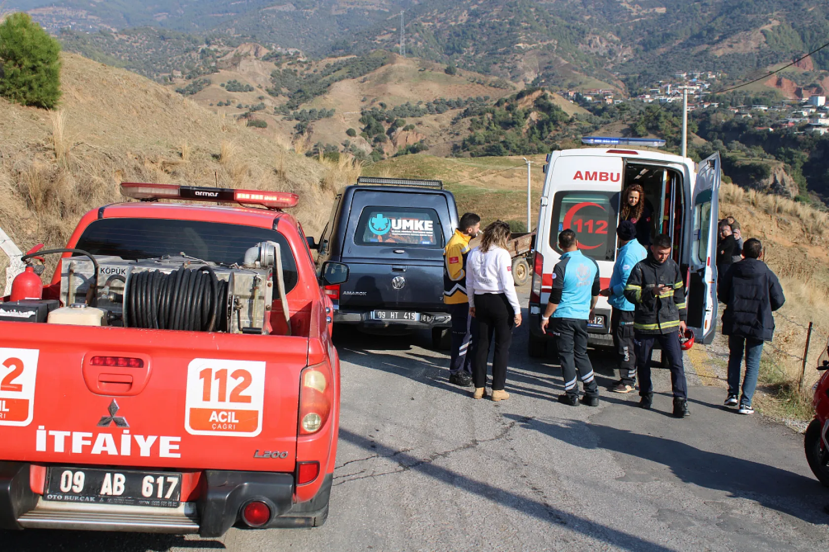 Virajı alamayan kum yüklü traktör devrildi: 1'i ağır 2 yaralı