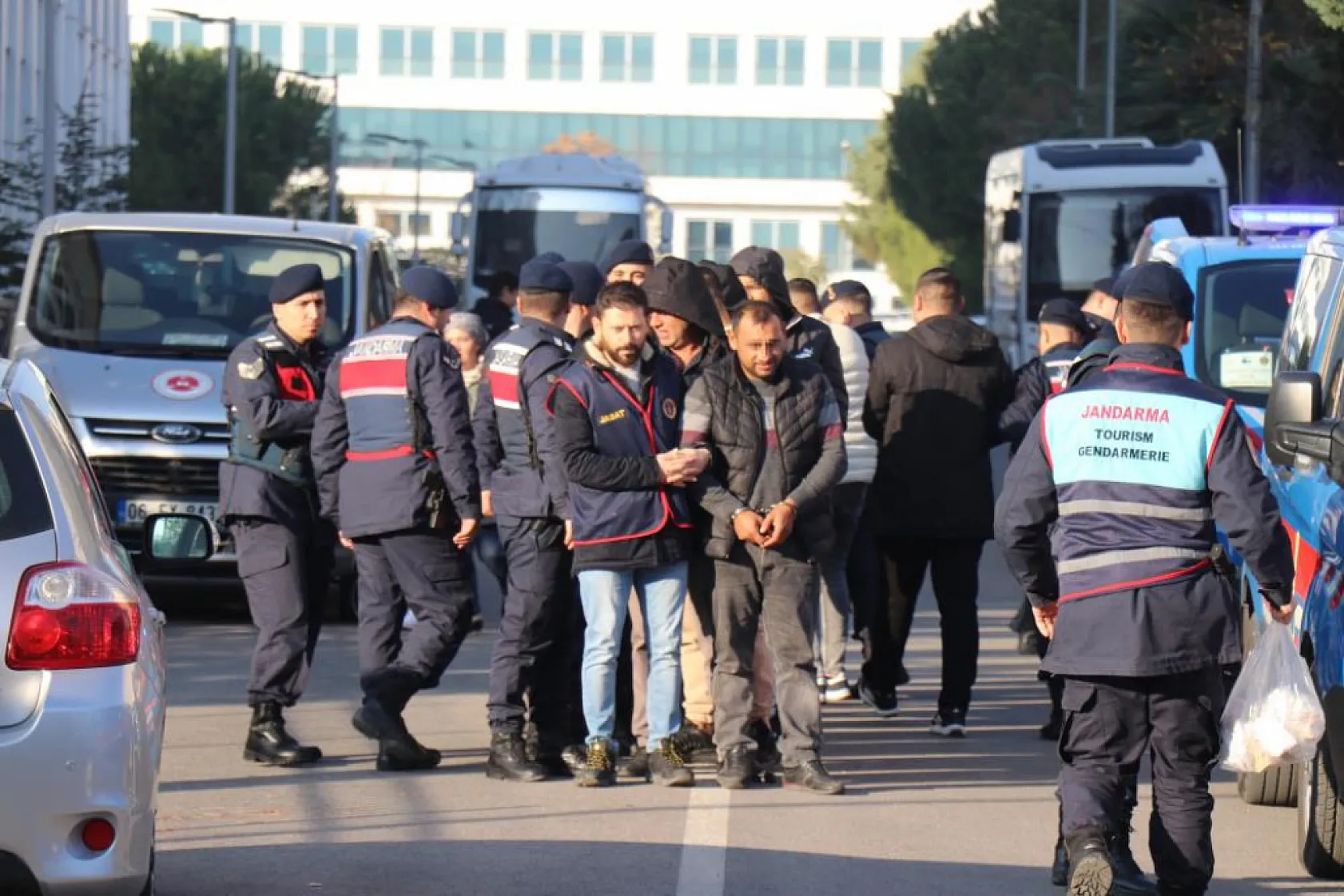Üreticilere 2 milyon liralık cevizin parasını ödemeyen şüpheliler alkışlarla adliyeye sevk edildi