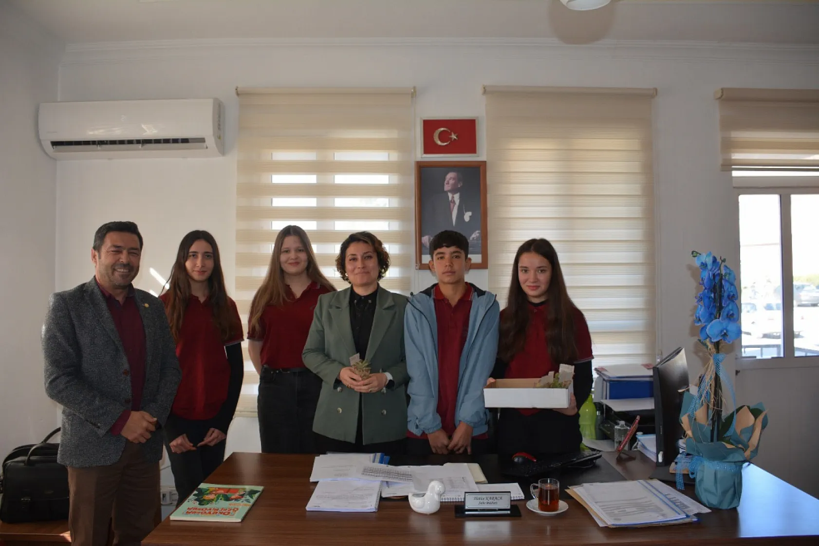 Köyceğizli öğrenciler ürettikleri çiçeklerden hediye ettiler