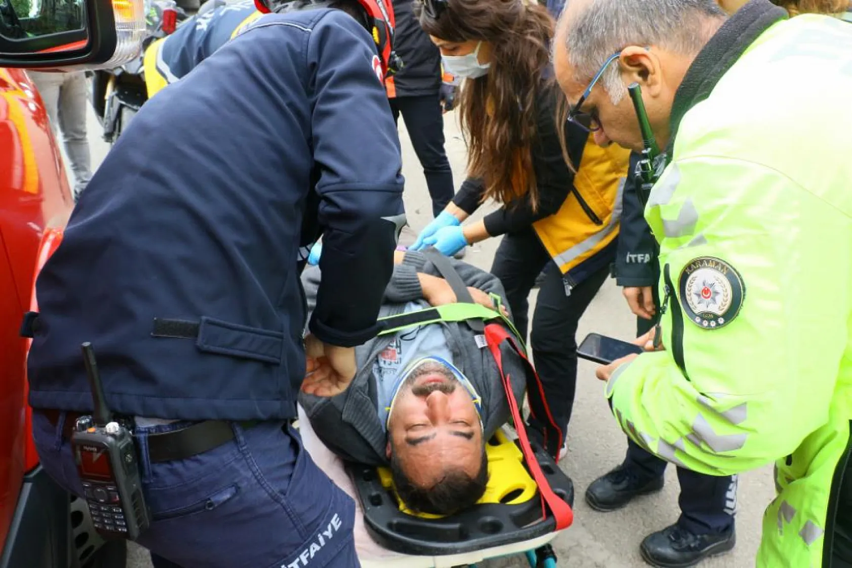 Bariyere 'ok' gibi saplandı, sıkışan sürücüyü itfaiye çıkardı