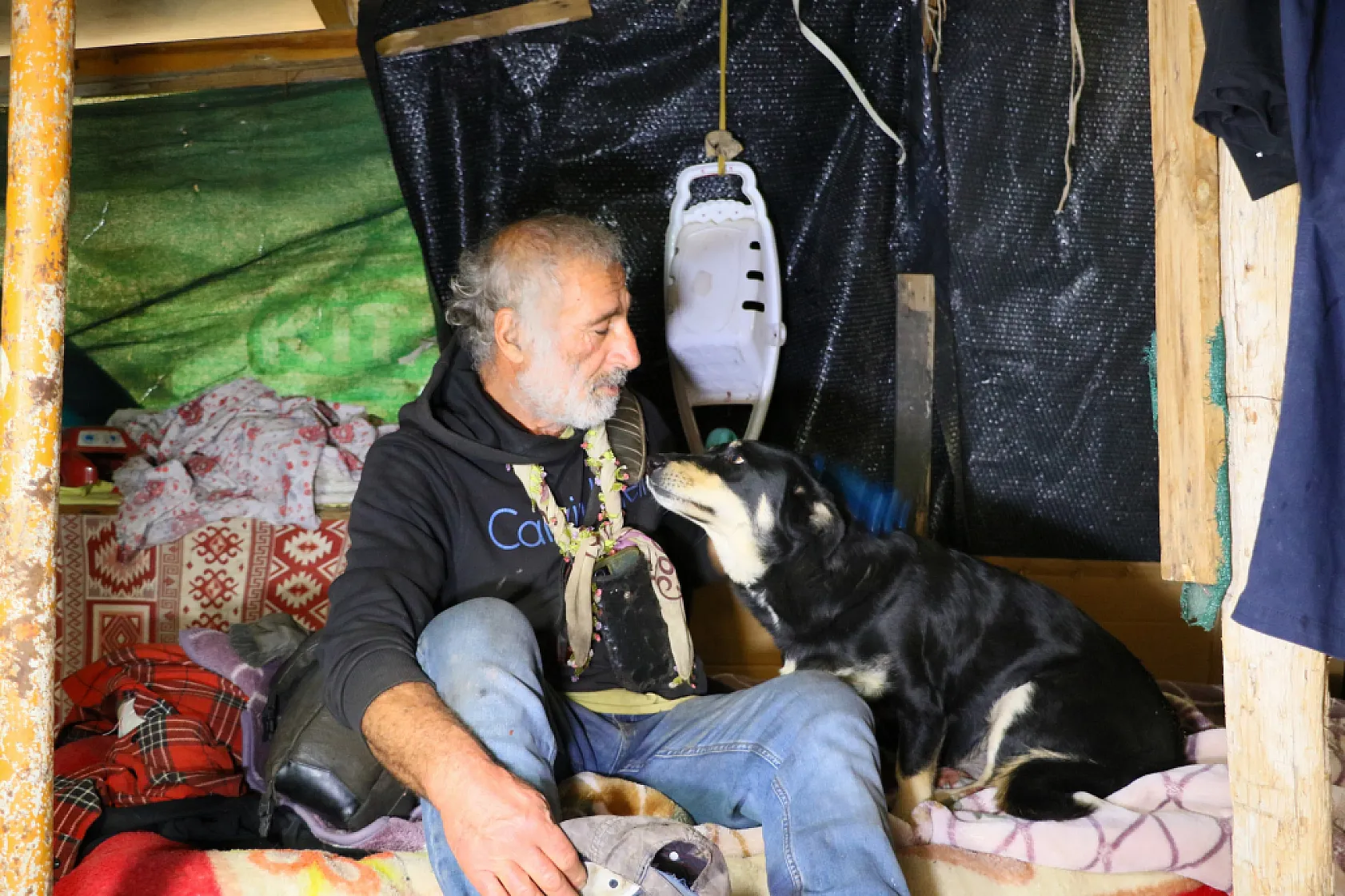 Ölürken gözyaşlarına boğulduğu köpeğini yaşadığı barakaya gömdü
