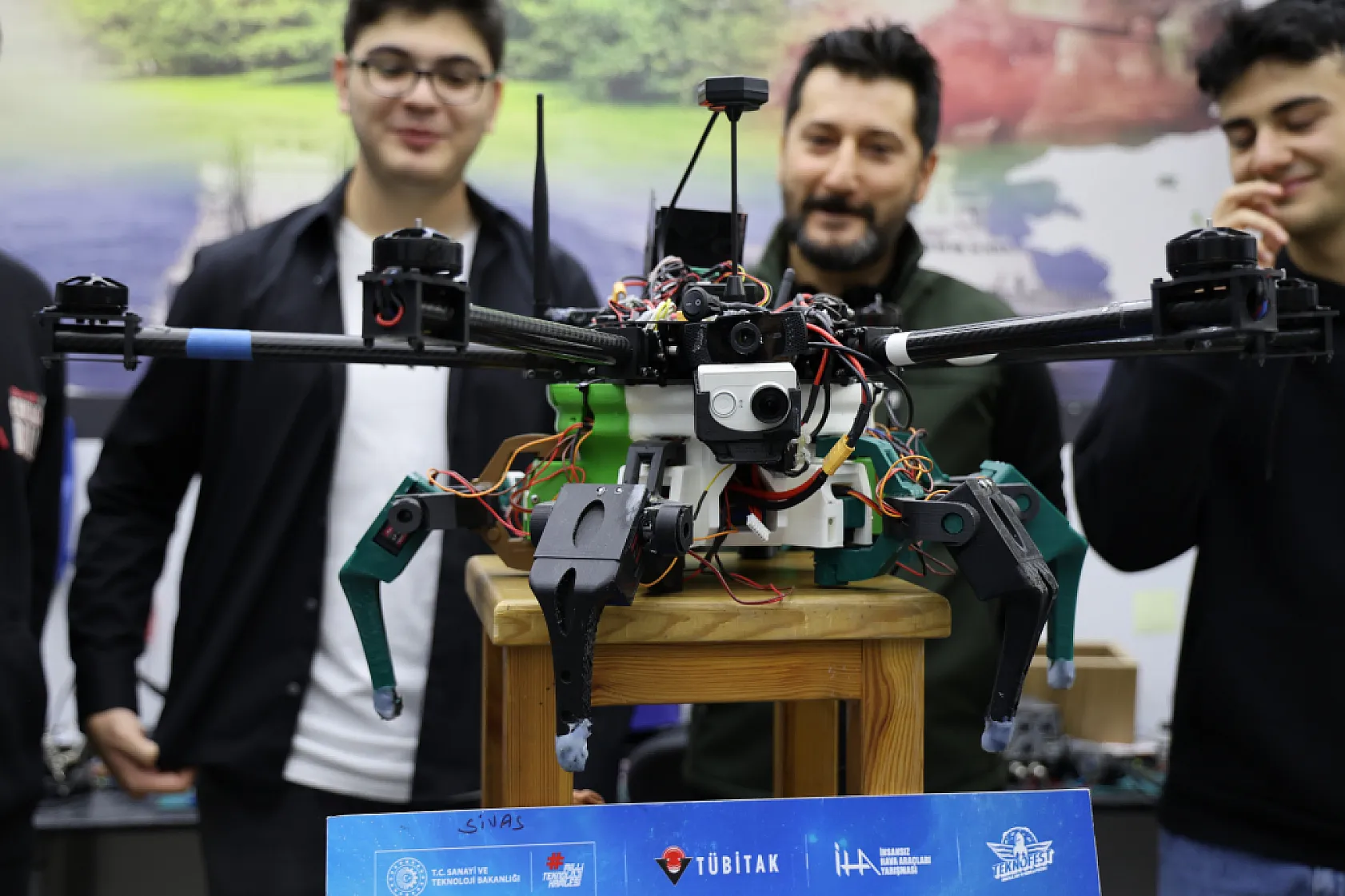 Liseli gençler geliştirdi, bu dron yerde yürüyor