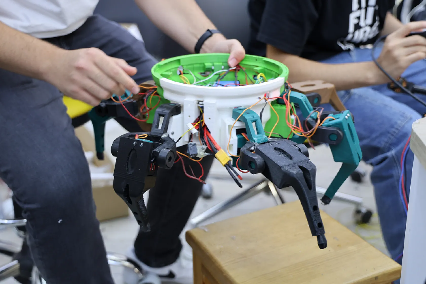Liseli gençler geliştirdi, bu dron yerde yürüyor