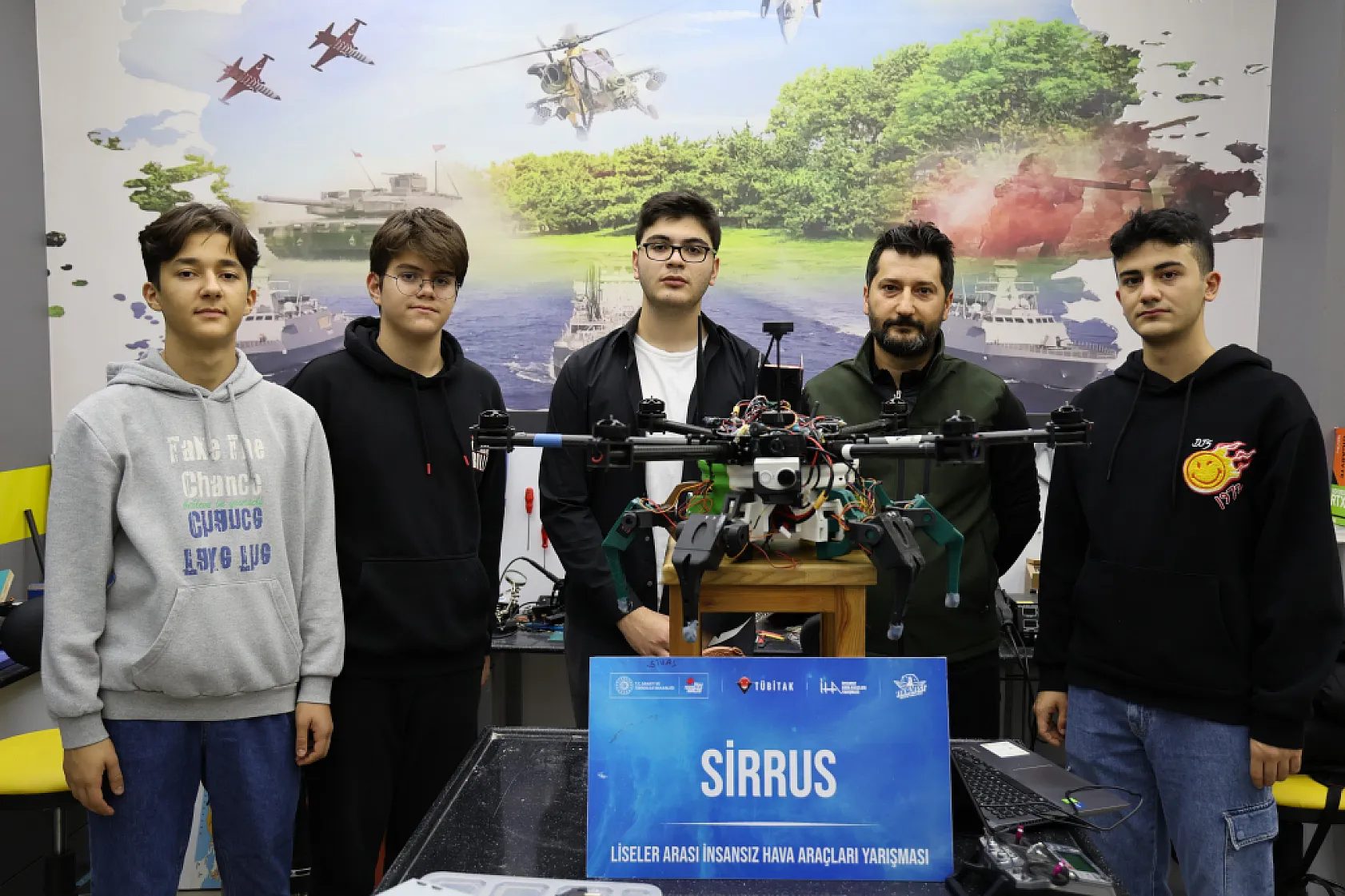 Liseli gençler geliştirdi, bu dron yerde yürüyor