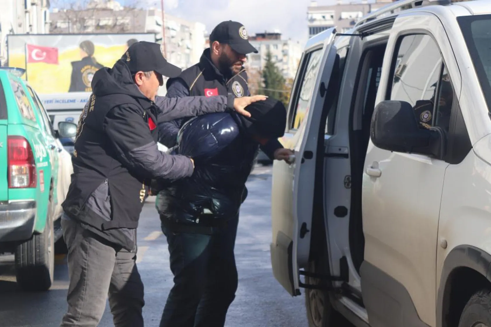 Duvarı kırıp 35 yıllık komşusunun eşyalarını çalmıştı, 'Alkolün etkisindeydim' dedi